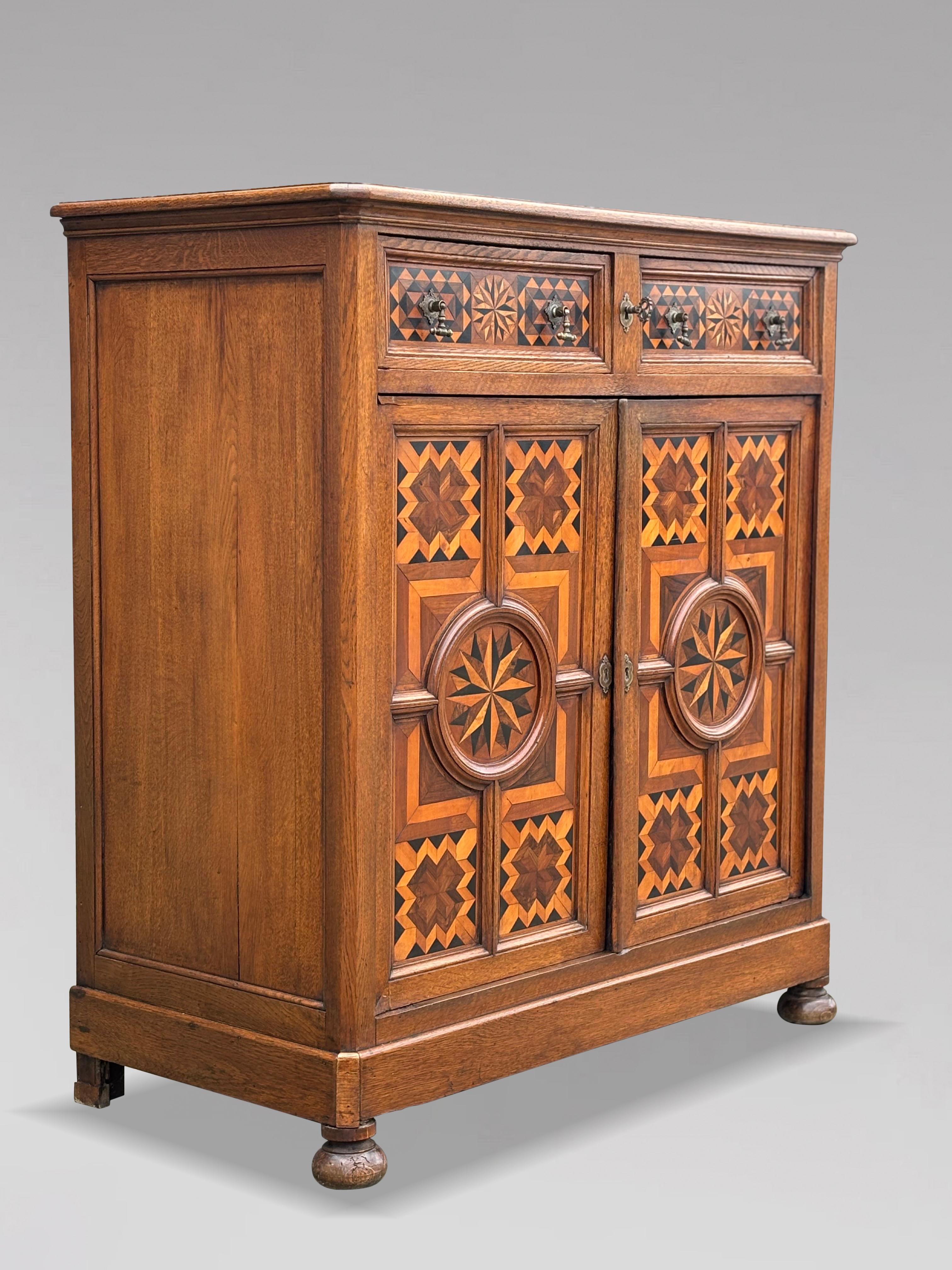 Credenza francese del XVIII secolo in Oak con intarsio e intarsio di legno in vendita 5