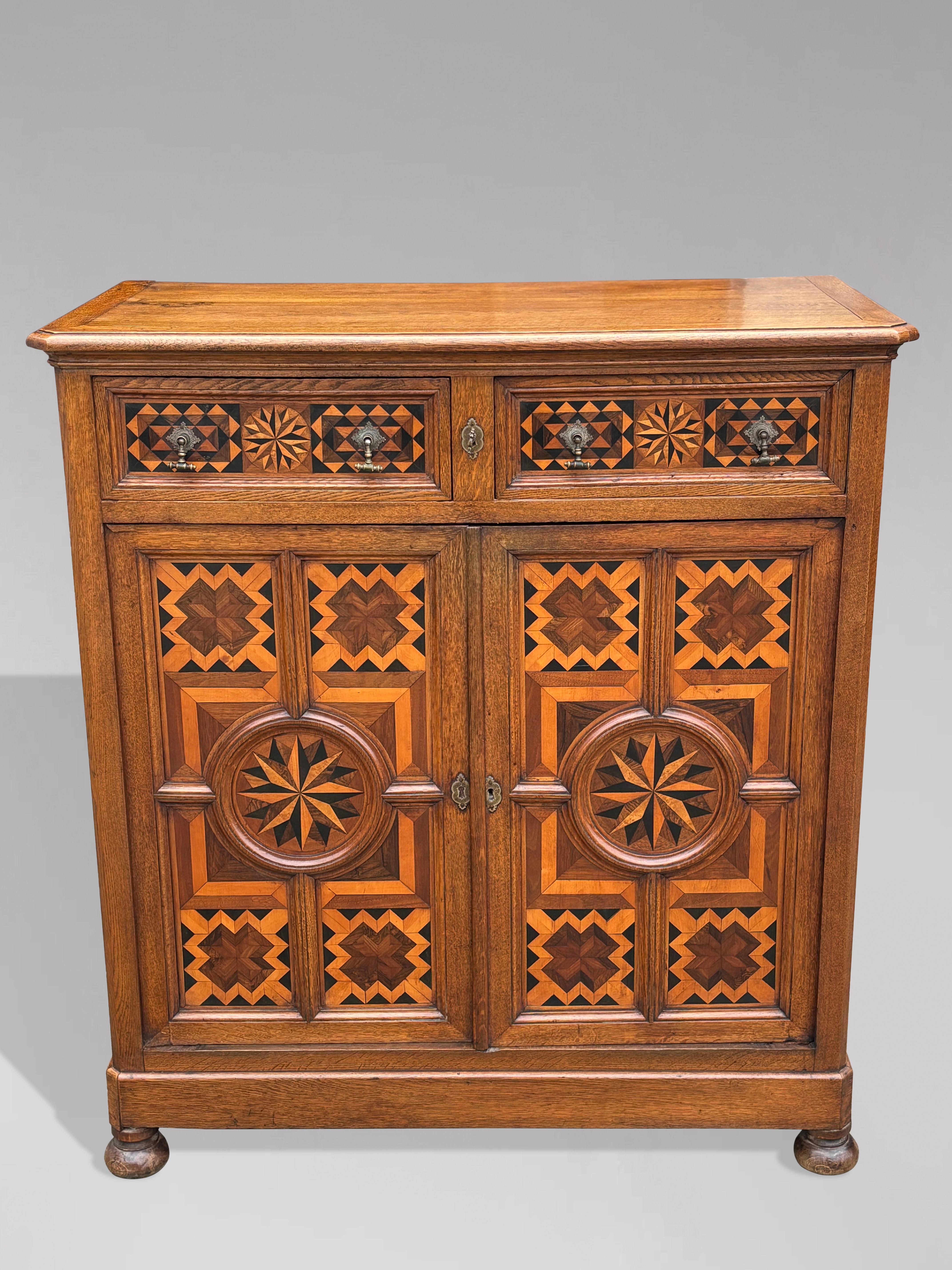Credenza francese del XVIII secolo in Oak con intarsio e intarsio di legno in vendita 6