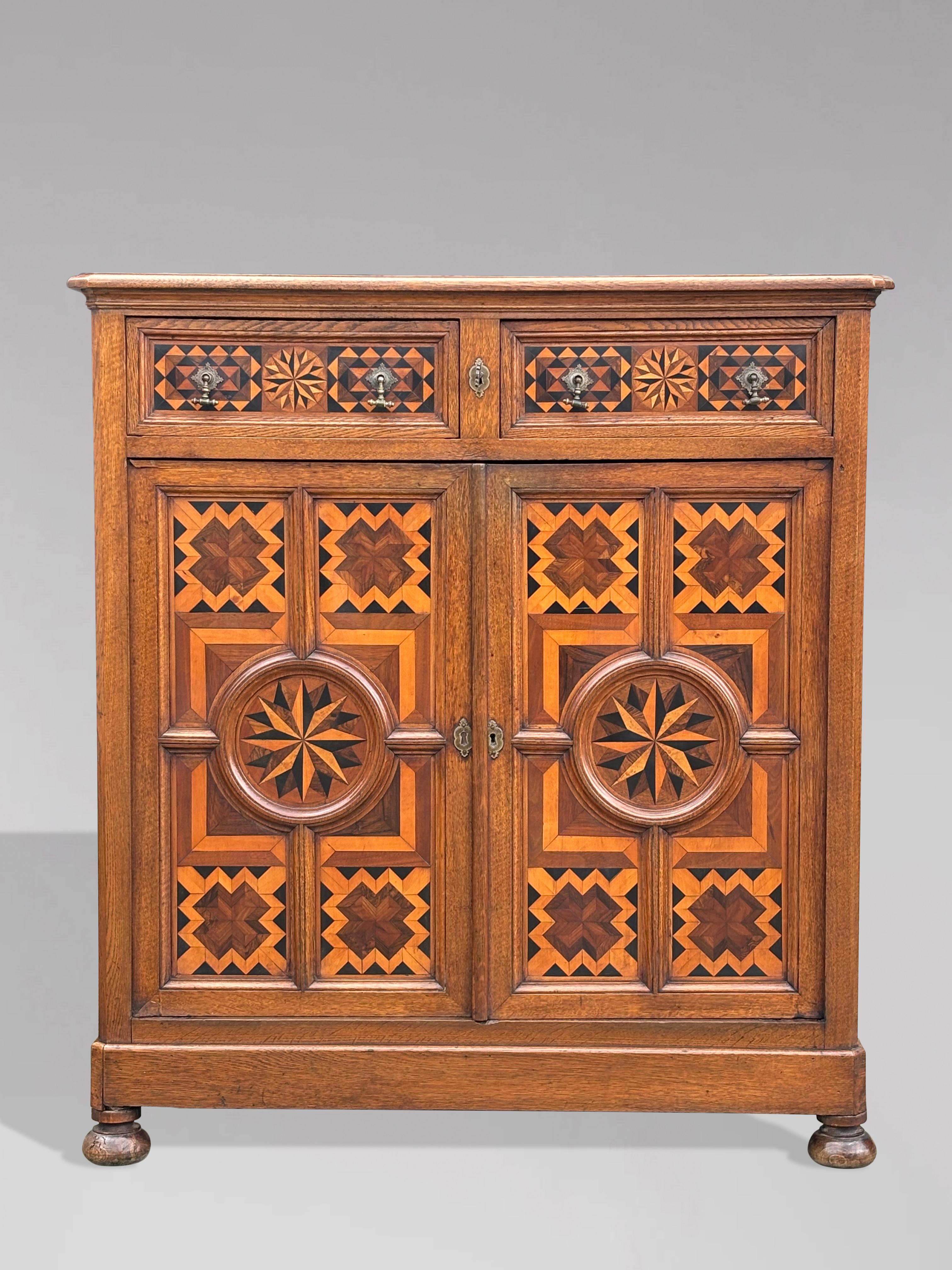 Credenza provinciale francese del XVIII secolo, molto decorativa, con intarsio di parquet e tarsia

Questa credenza provinciale francese del XVIII secolo in parquet e intarsio è un raro e sorprendente esempio di artigianato. 
L'armadio presenta un