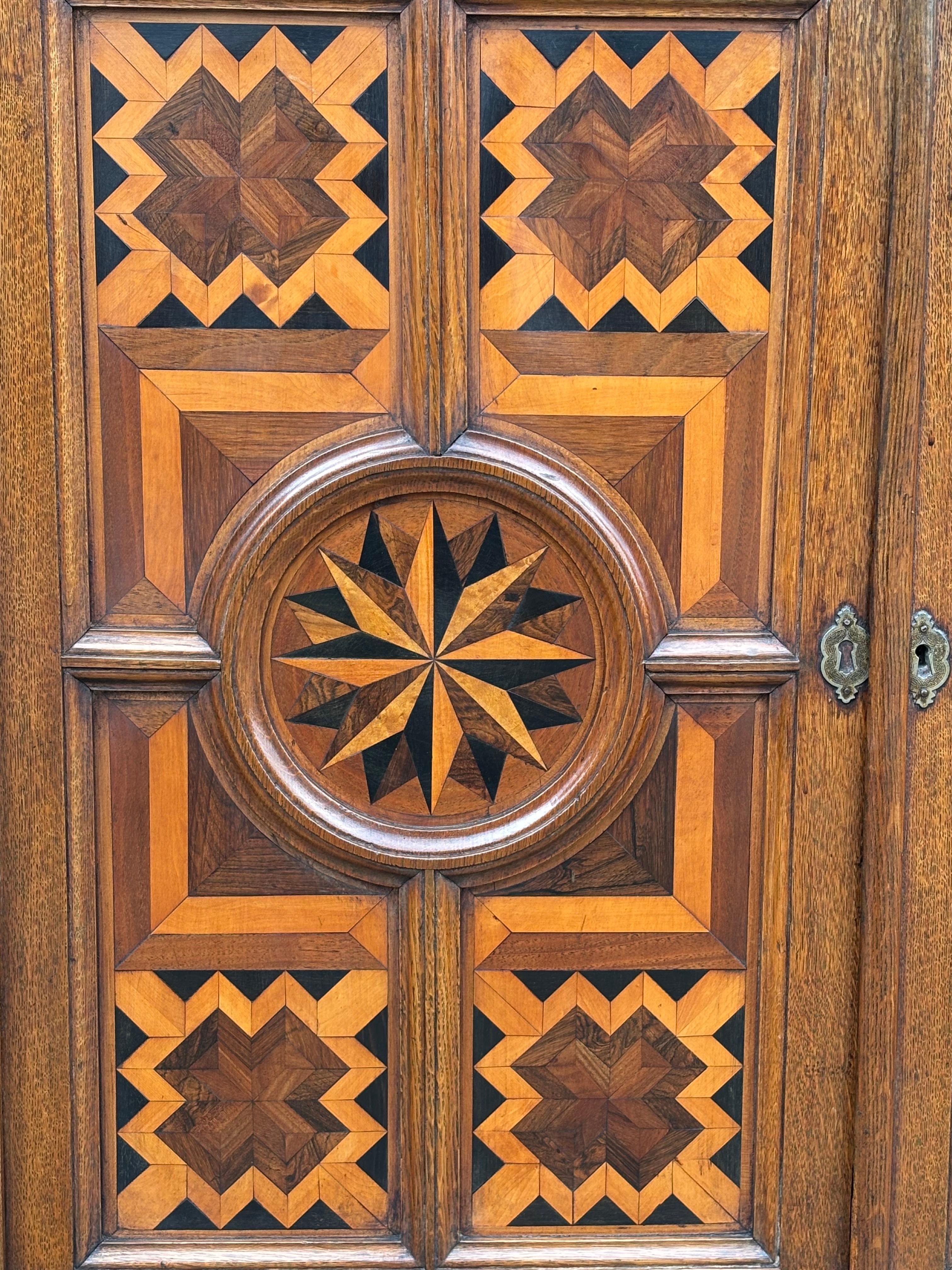 Intarsio Credenza francese del XVIII secolo in Oak con intarsio e intarsio di legno in vendita