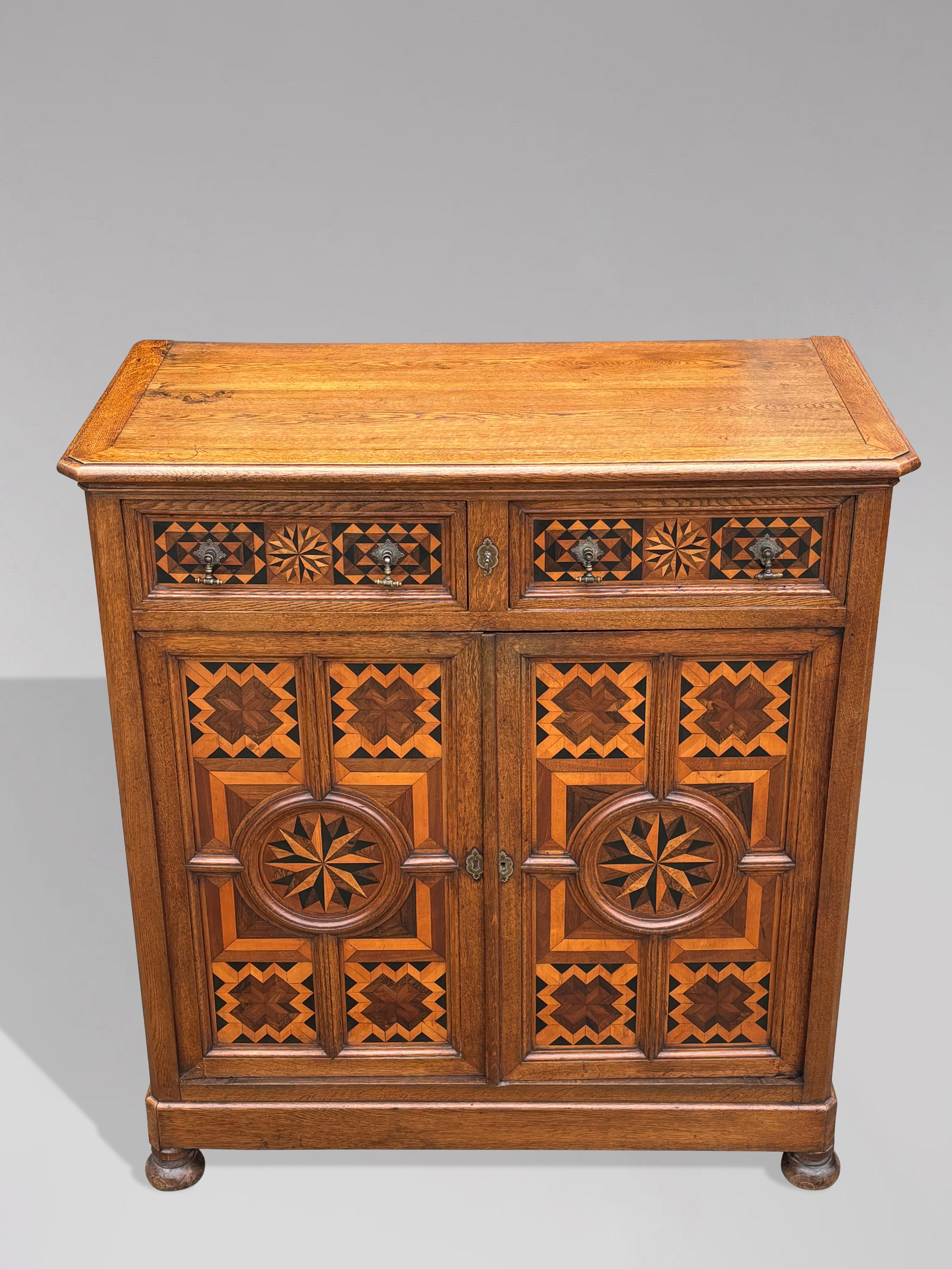 Quercia Credenza francese del XVIII secolo in Oak con intarsio e intarsio di legno in vendita