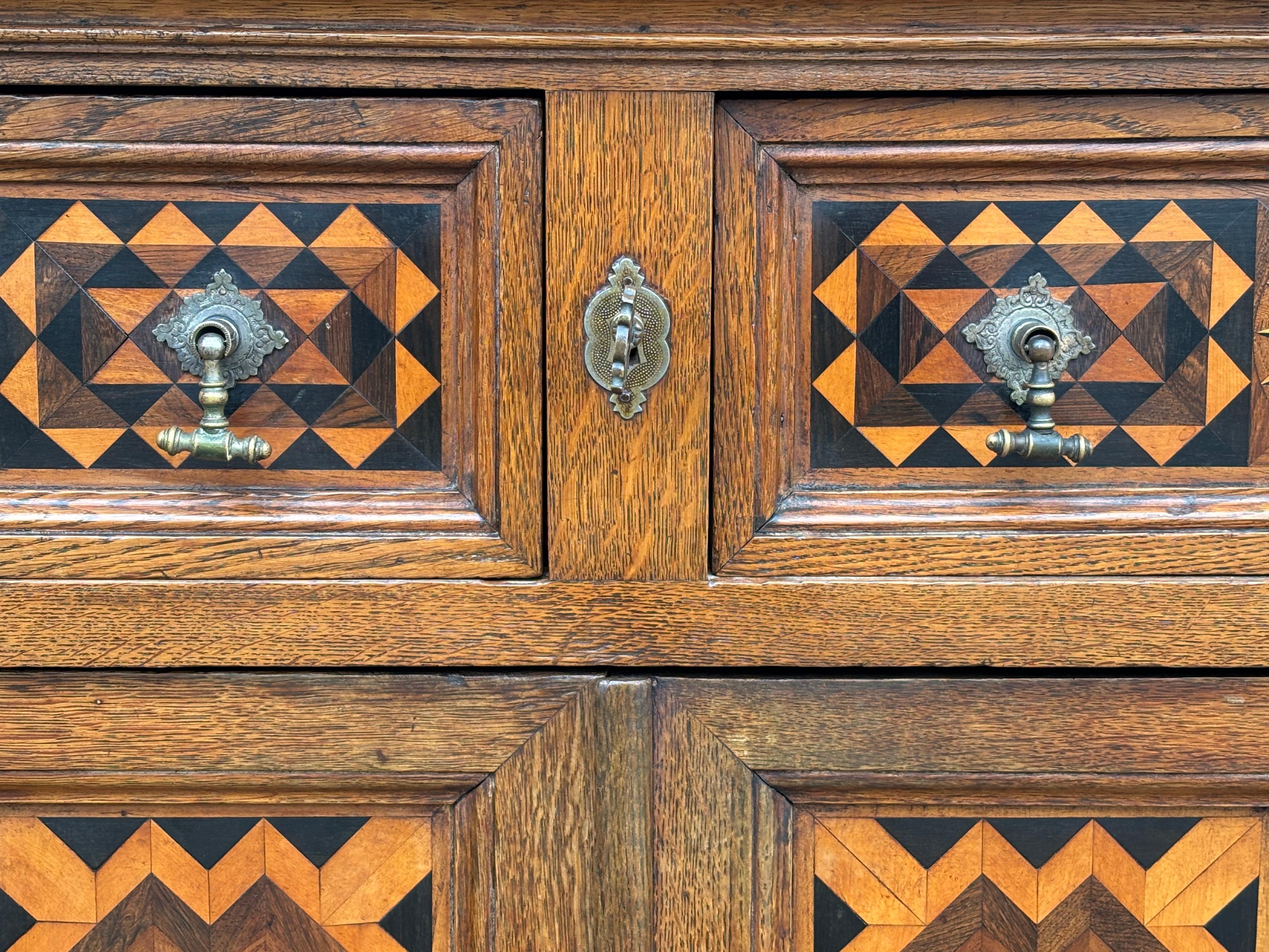 Credenza francese del XVIII secolo in Oak con intarsio e intarsio di legno in vendita 1