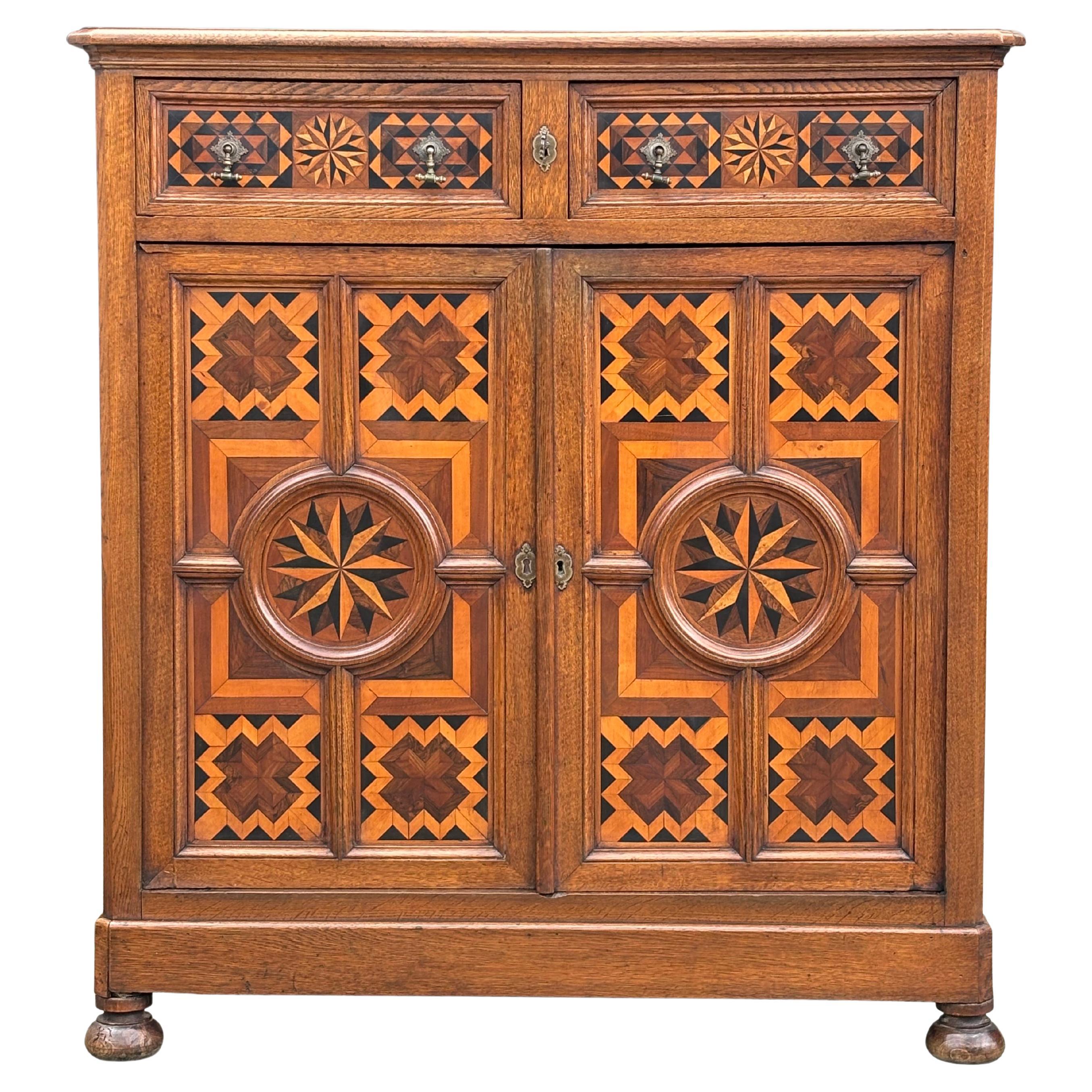Credenza francese del XVIII secolo in Oak con intarsio e intarsio di legno in vendita