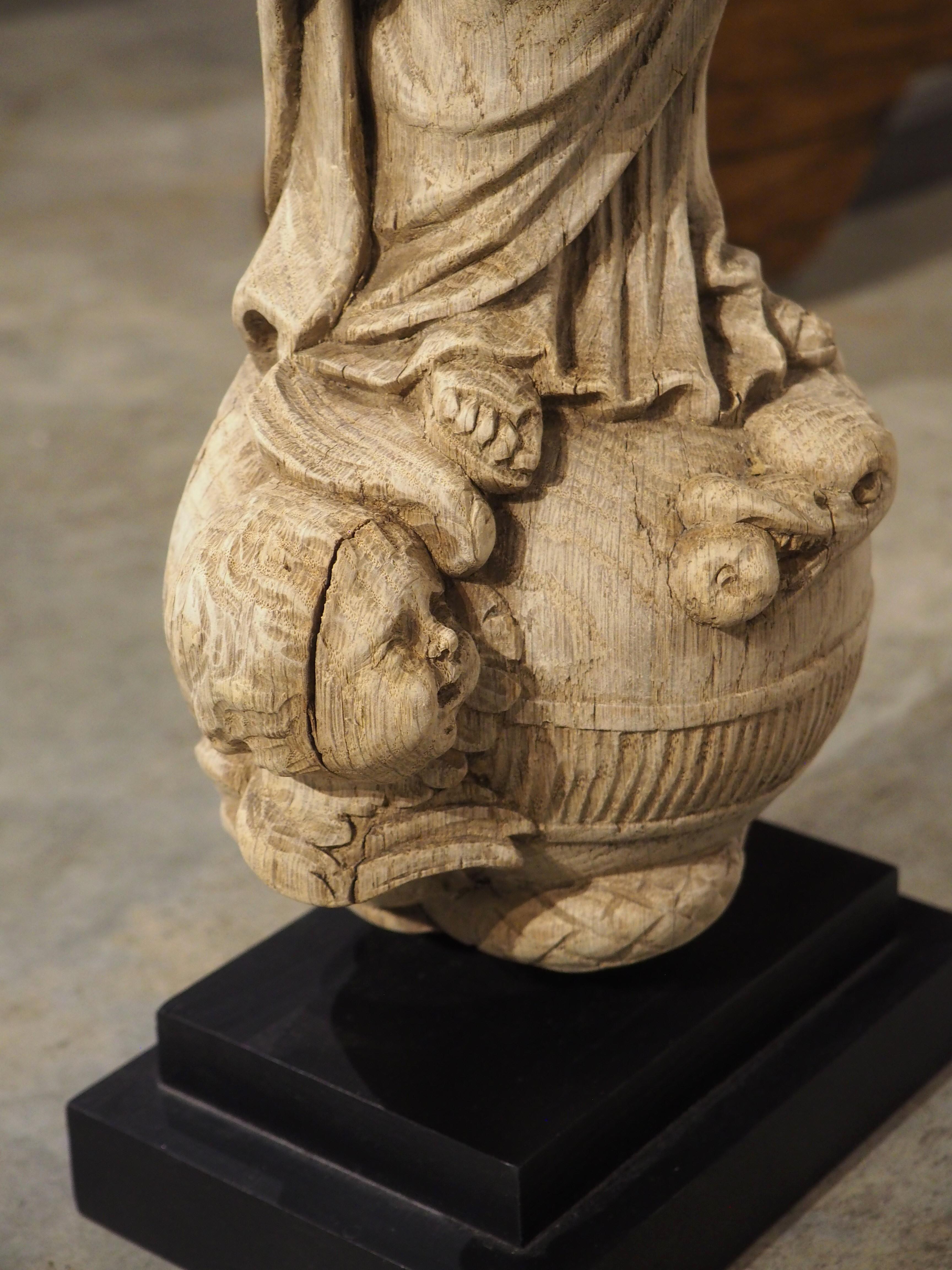 Scultura di Madonna e Child & Child in Oak francese del XVIII secolo in vendita 3