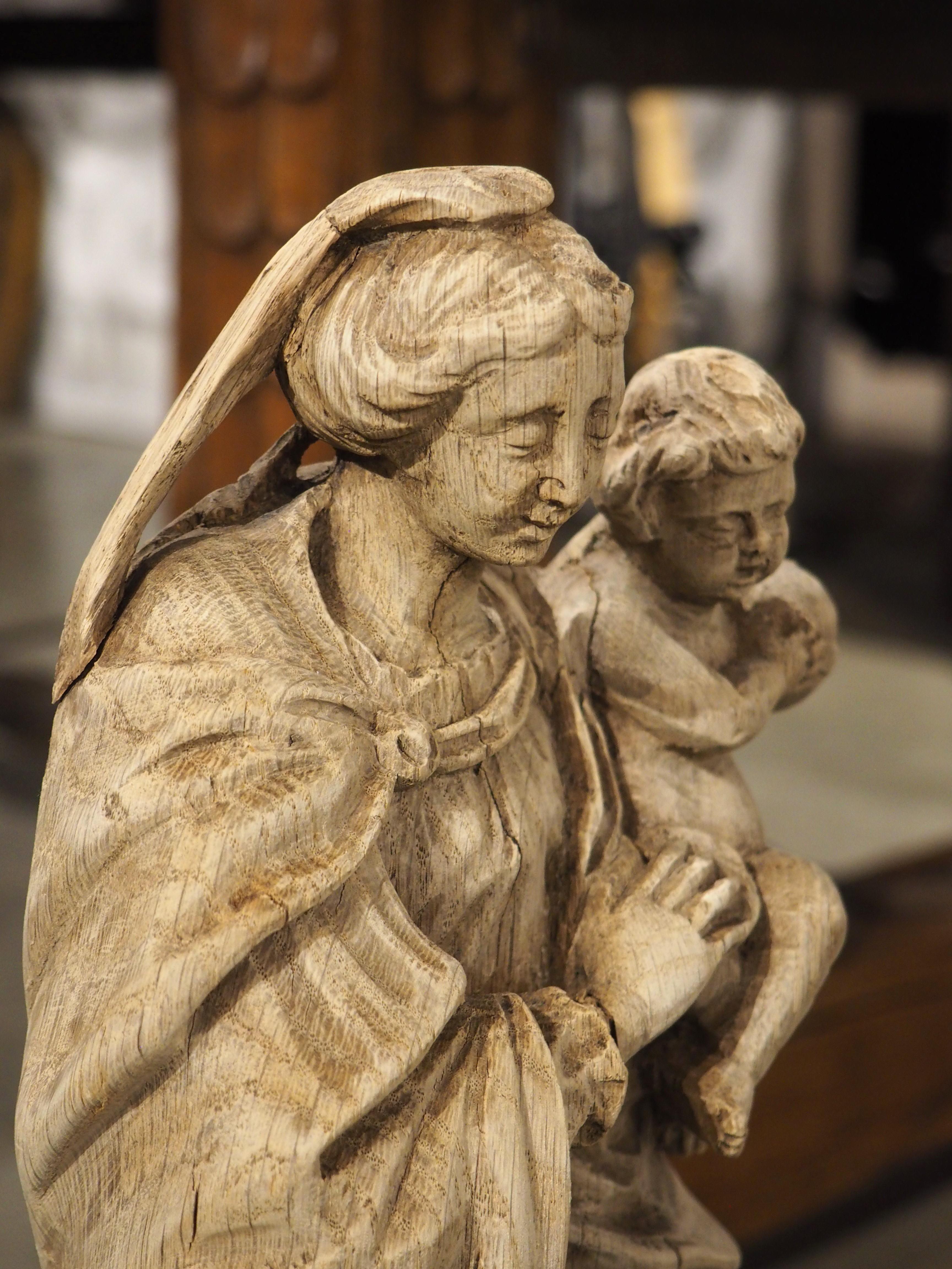Scultura di Madonna e Child & Child in Oak francese del XVIII secolo in vendita 4