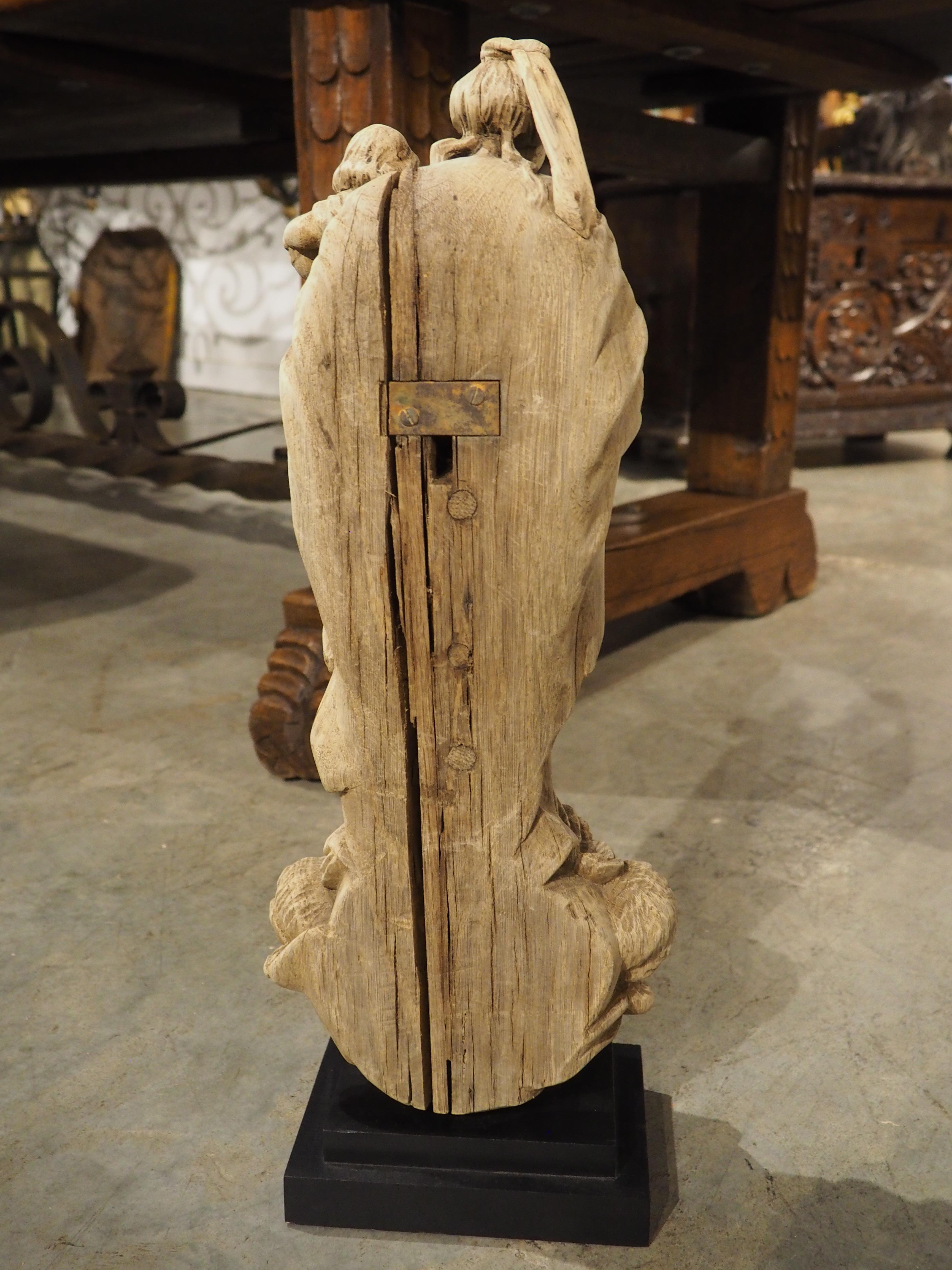 Scultura di Madonna e Child & Child in Oak francese del XVIII secolo in vendita 5