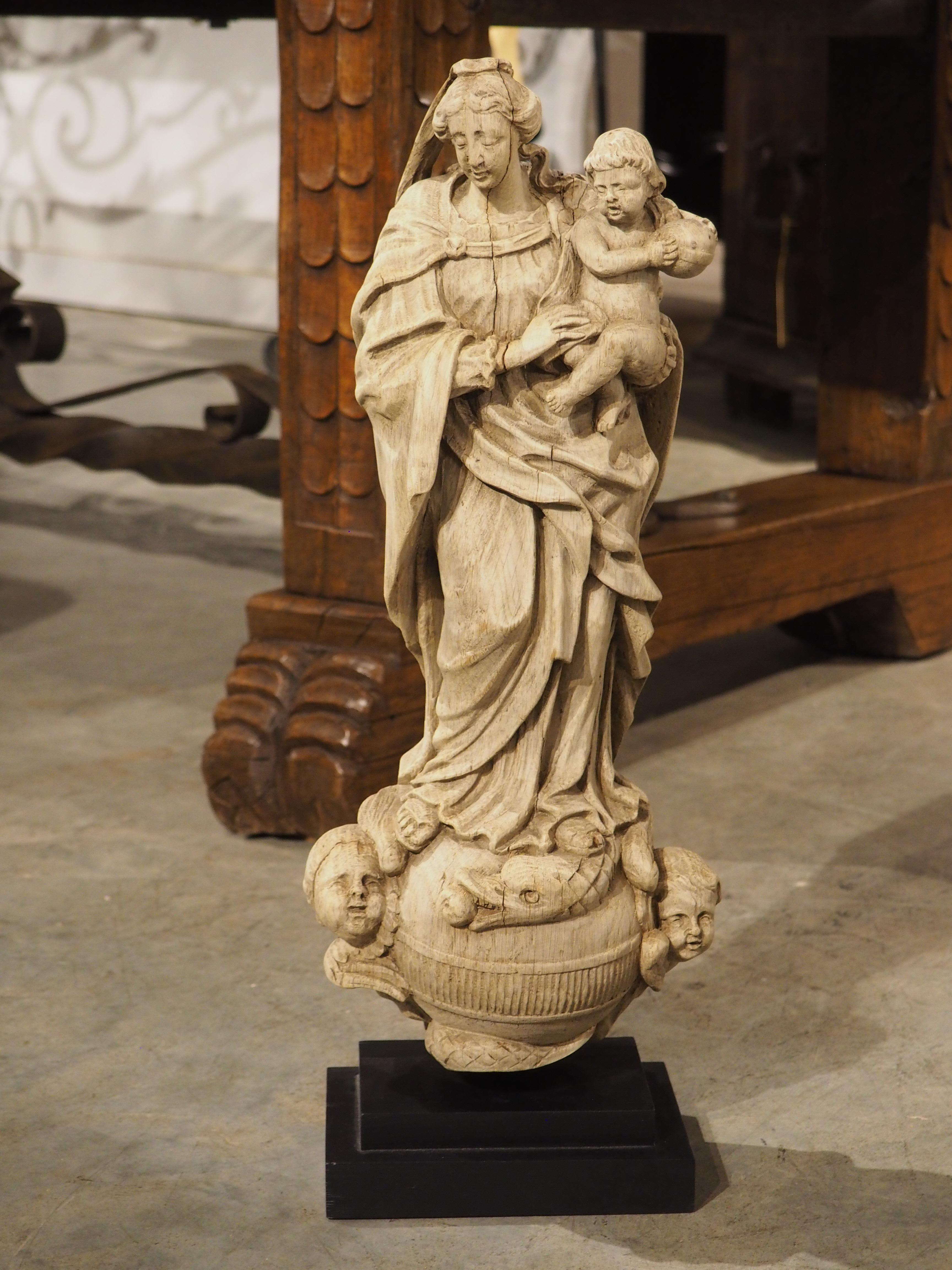 Scultura di Madonna e Child & Child in Oak francese del XVIII secolo in vendita 6