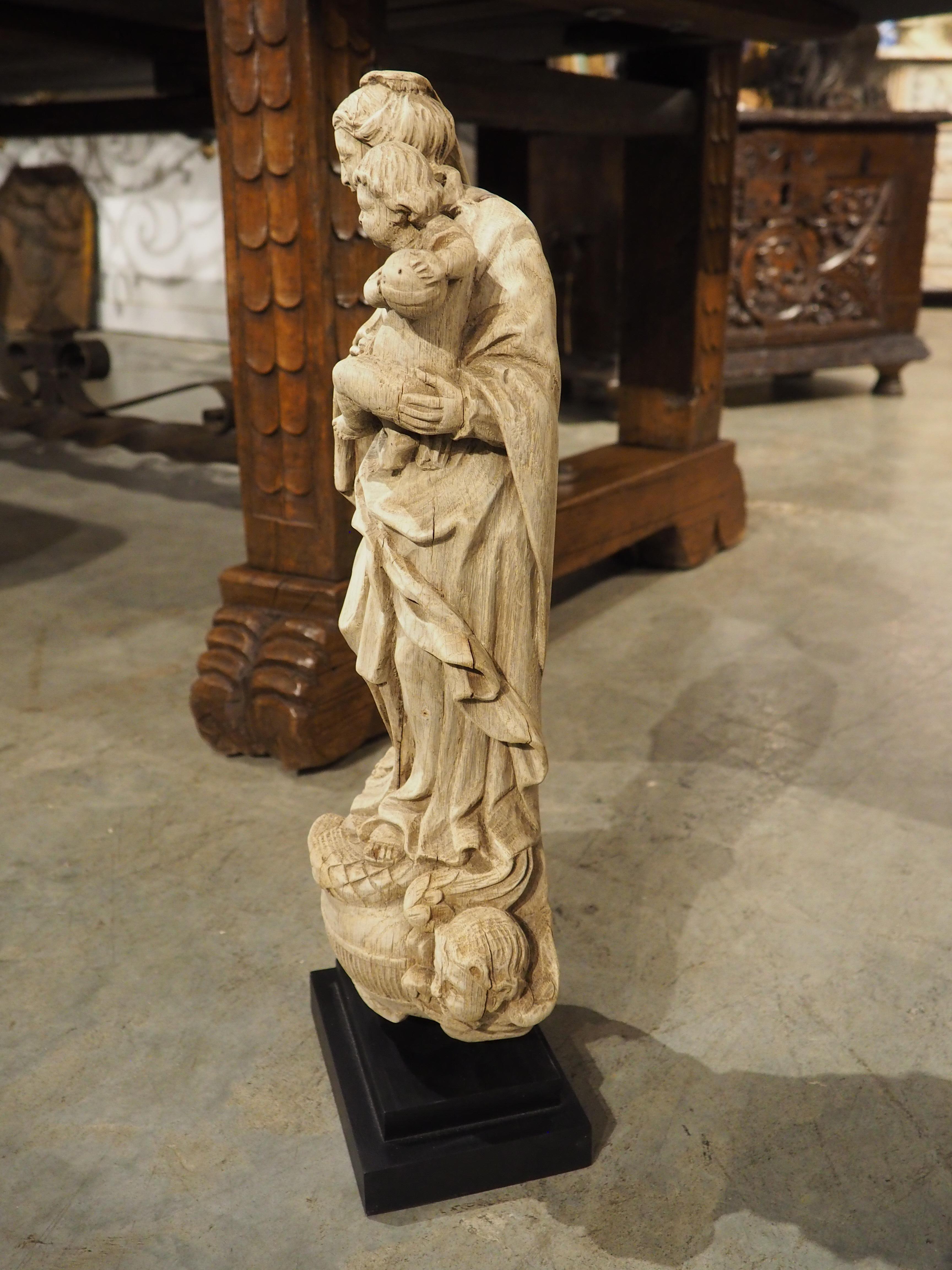 Maria e Gesù, spesso chiamati Madonna & Child, sono stati soggetti d'arte fin dal III secolo, quando una rappresentazione della coppia fu dipinta sulle pareti delle catacombe romane di Priscilla. La nostra scultura francese è una bellissima