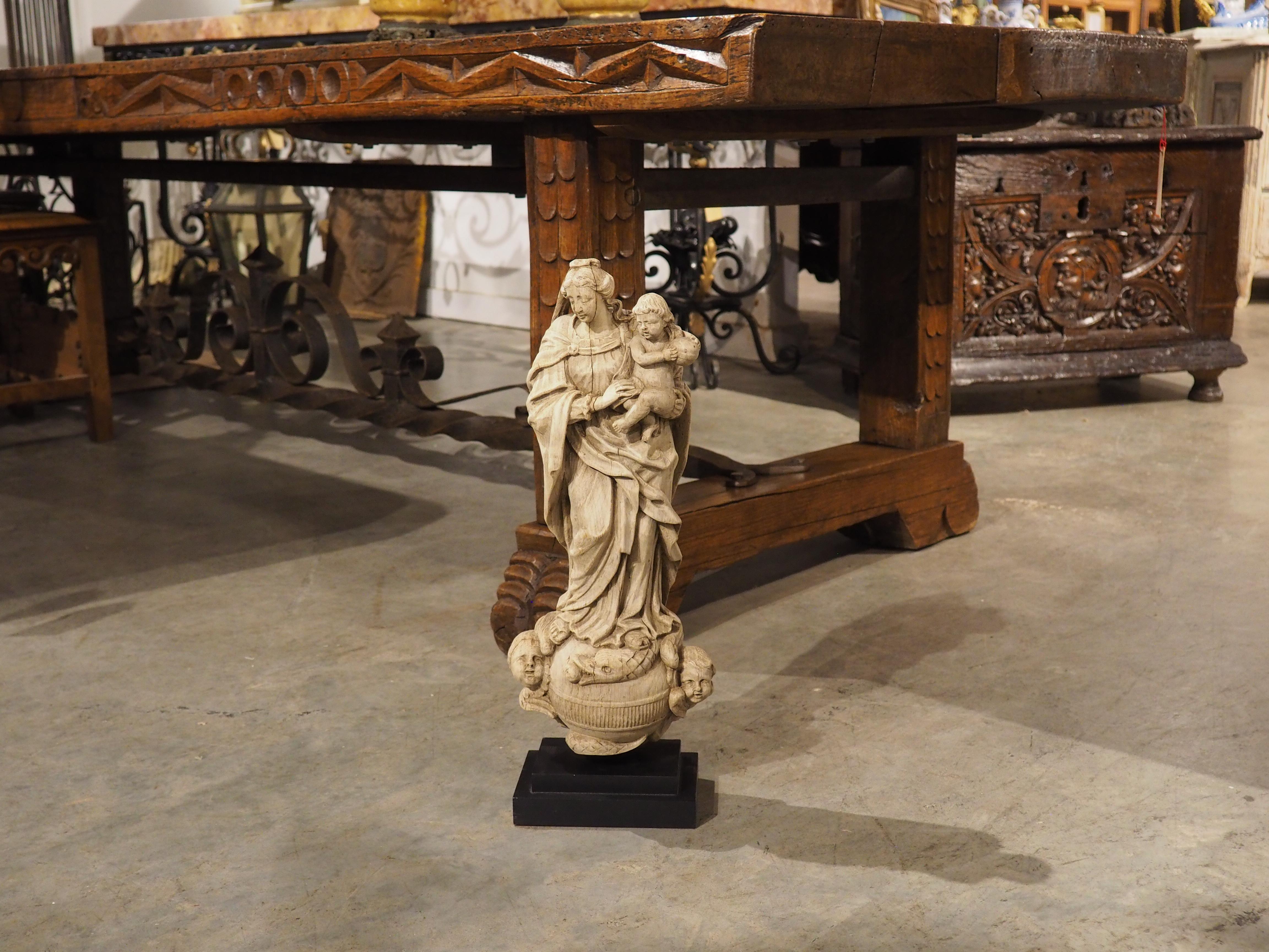 Francese Scultura di Madonna e Child & Child in Oak francese del XVIII secolo in vendita