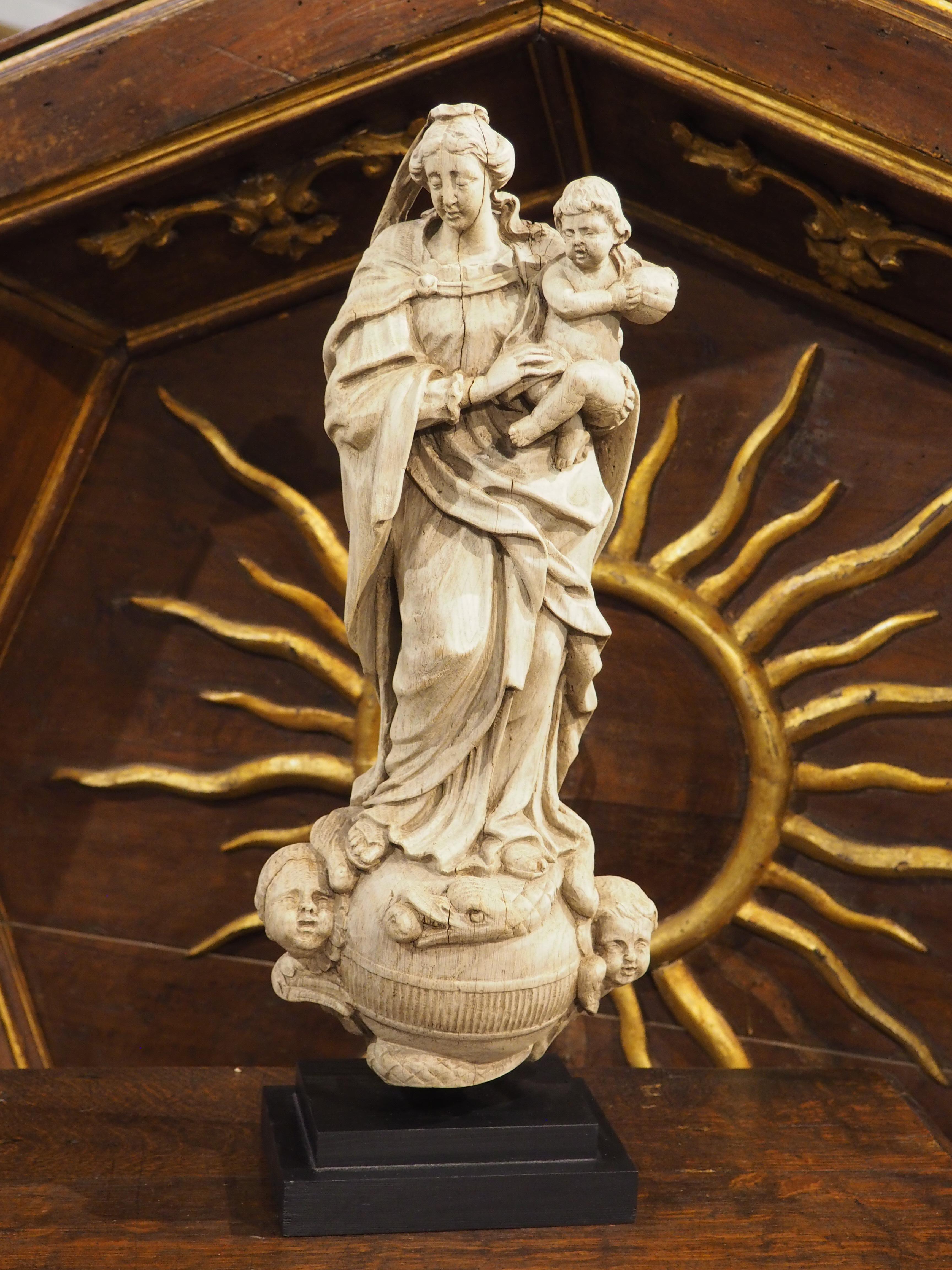 Sbiancato Scultura di Madonna e Child & Child in Oak francese del XVIII secolo in vendita