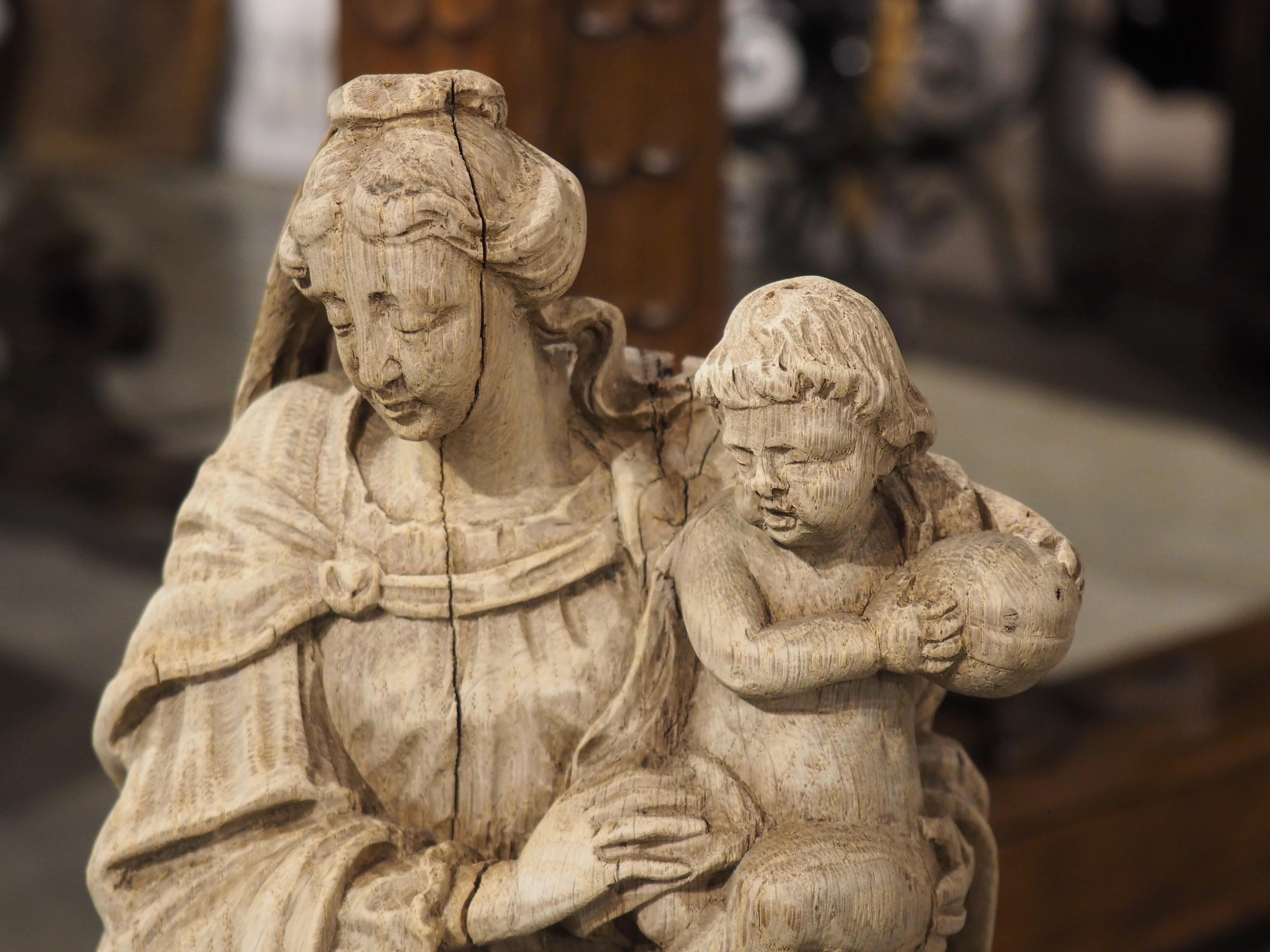 Scultura di Madonna e Child & Child in Oak francese del XVIII secolo In condizioni buone in vendita a Dallas, TX