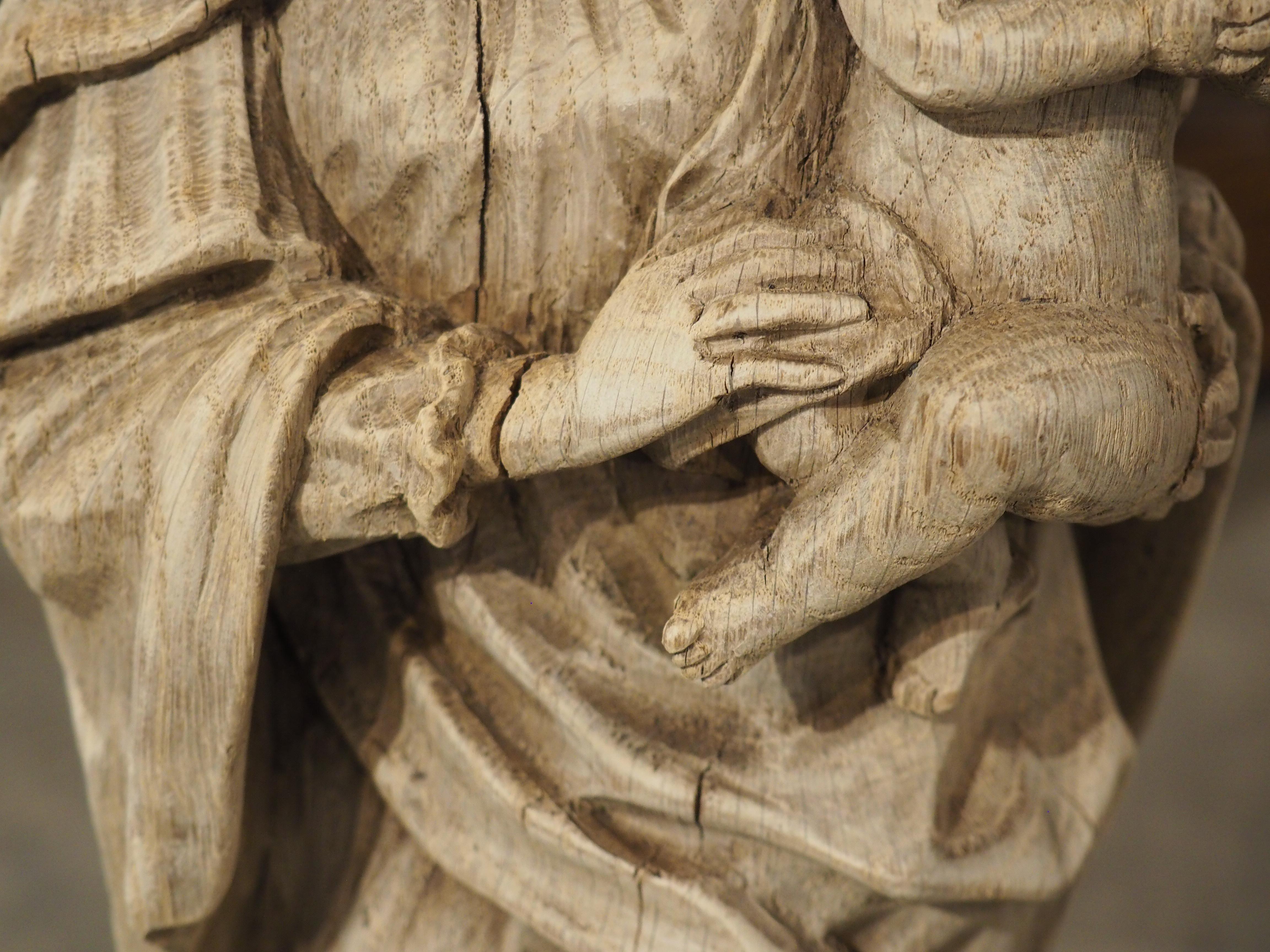 Scultura di Madonna e Child & Child in Oak francese del XVIII secolo in vendita 1