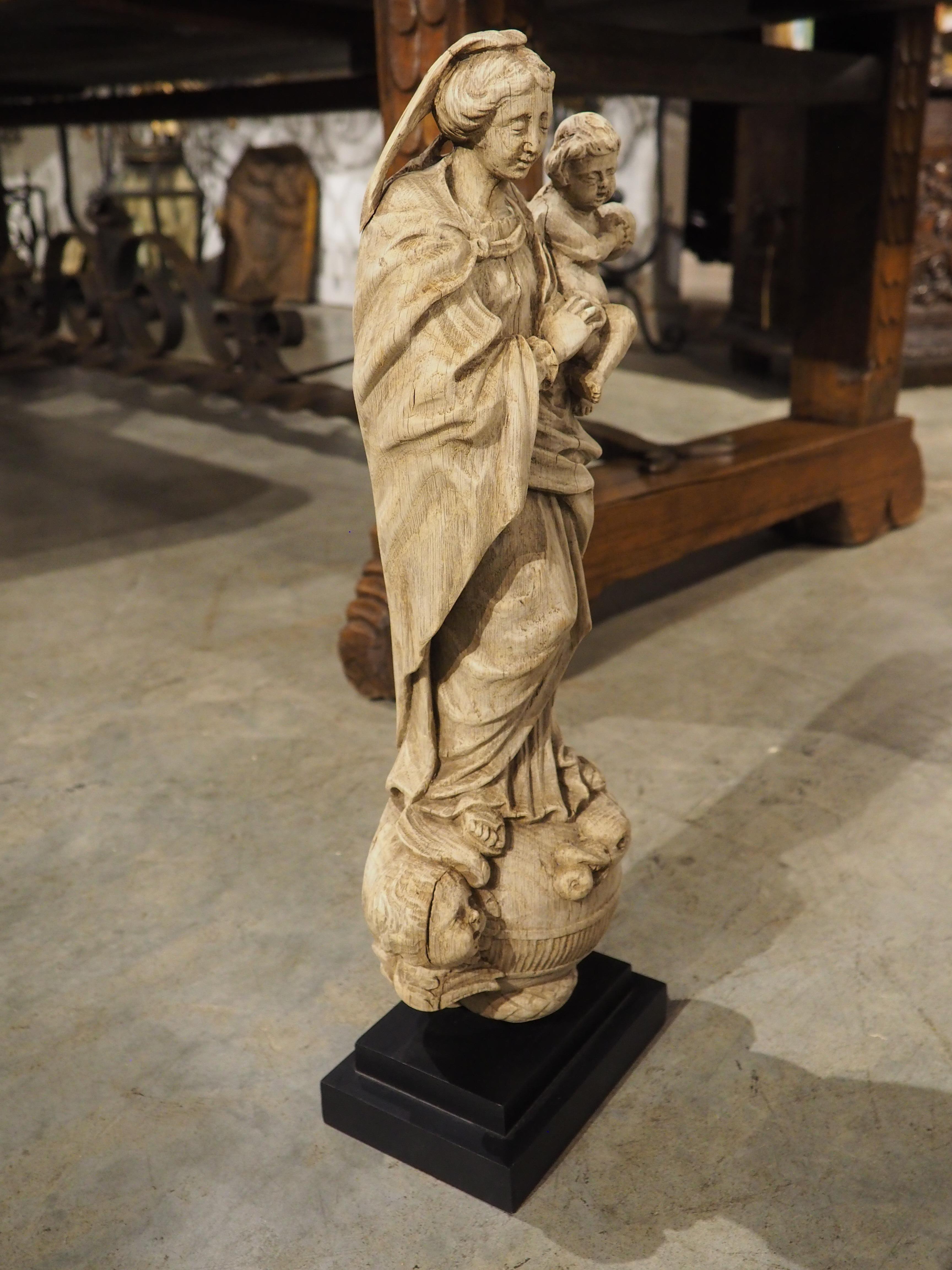 Scultura di Madonna e Child & Child in Oak francese del XVIII secolo in vendita 2