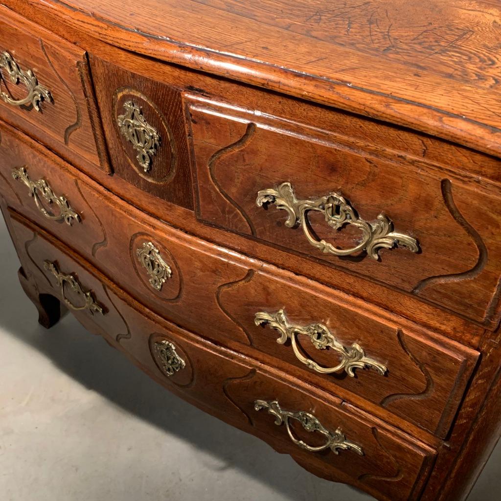 Louis XV 18th Century French Oak Serpentine Commode of Small Proportions For Sale