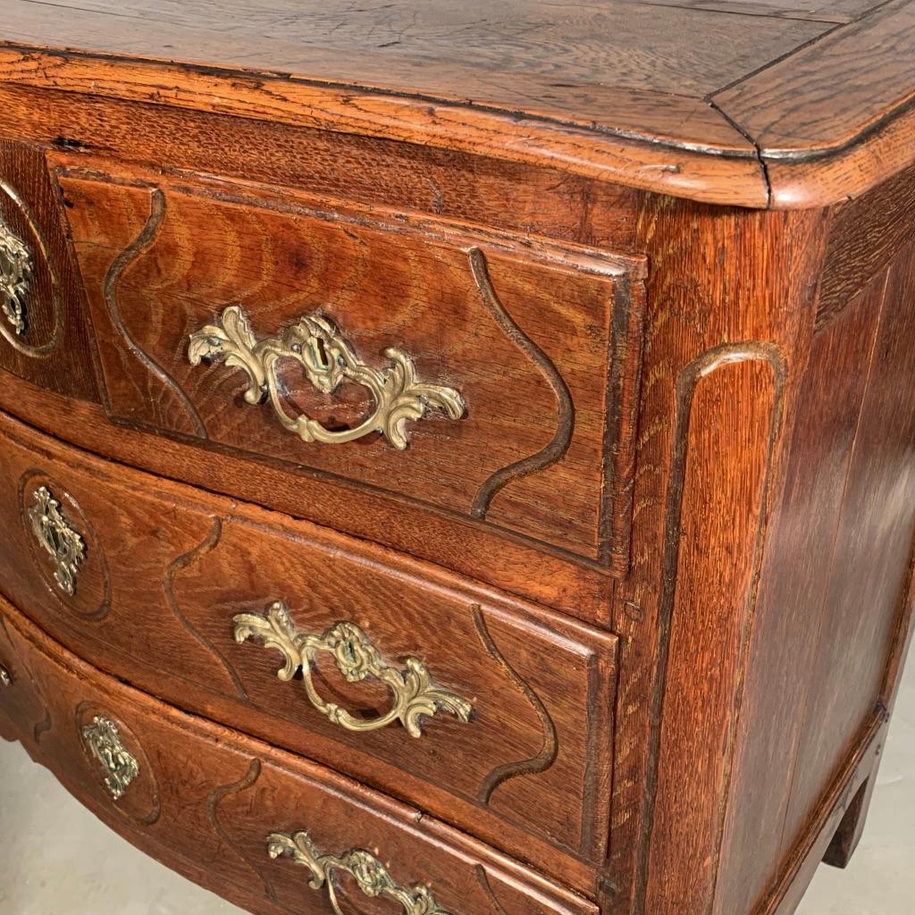 18th Century French Oak Serpentine Commode of Small Proportions In Good Condition For Sale In Uppingham, Rutland