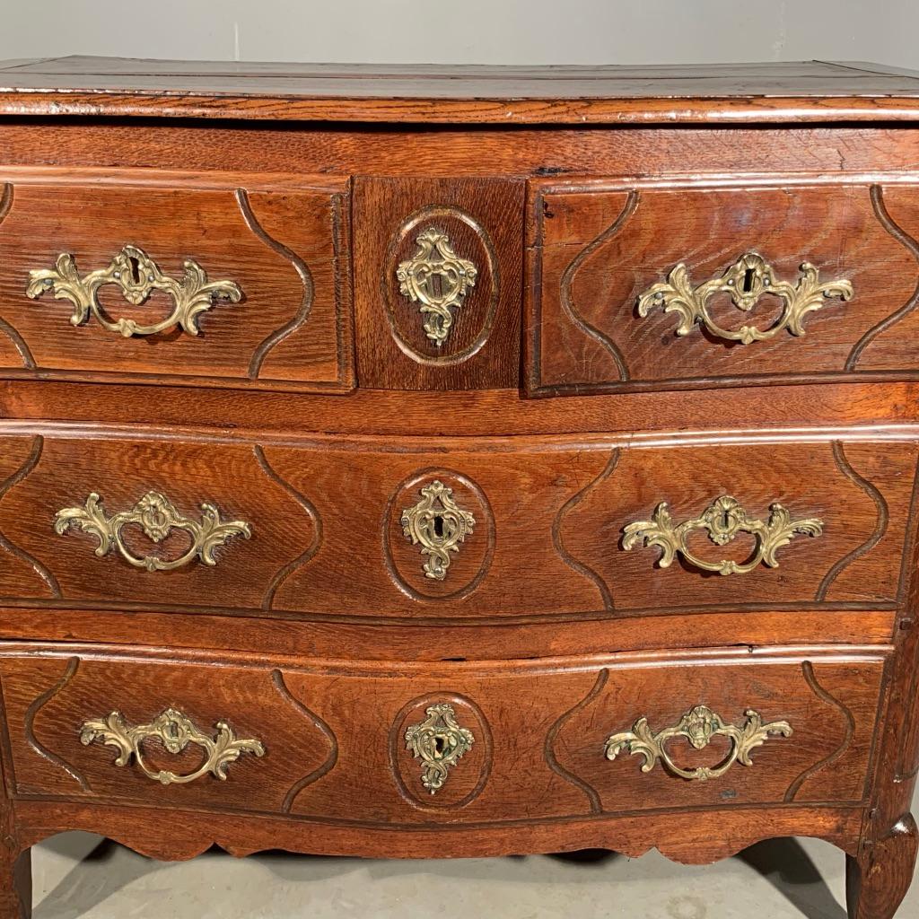 18th Century French Oak Serpentine Commode of Small Proportions For Sale 1