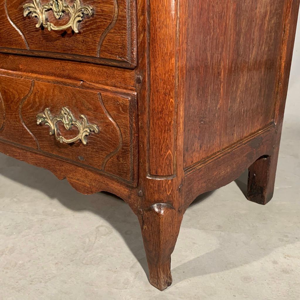 18th Century French Oak Serpentine Commode of Small Proportions For Sale 2