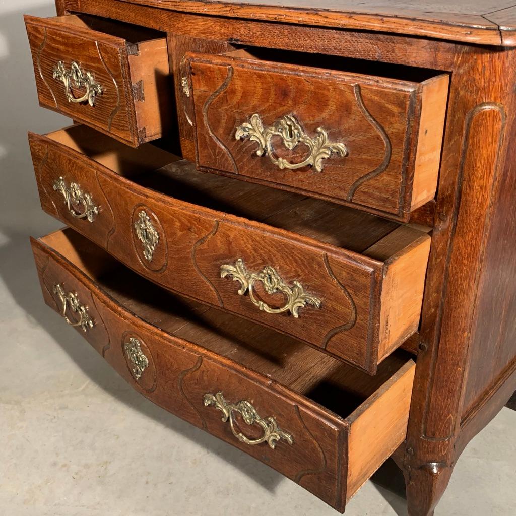 18th Century French Oak Serpentine Commode of Small Proportions For Sale 3