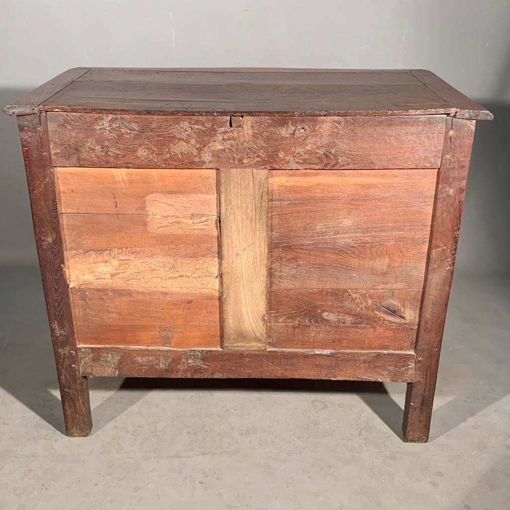 18th Century French Oak Serpentine Commode of Small Proportions For Sale 4