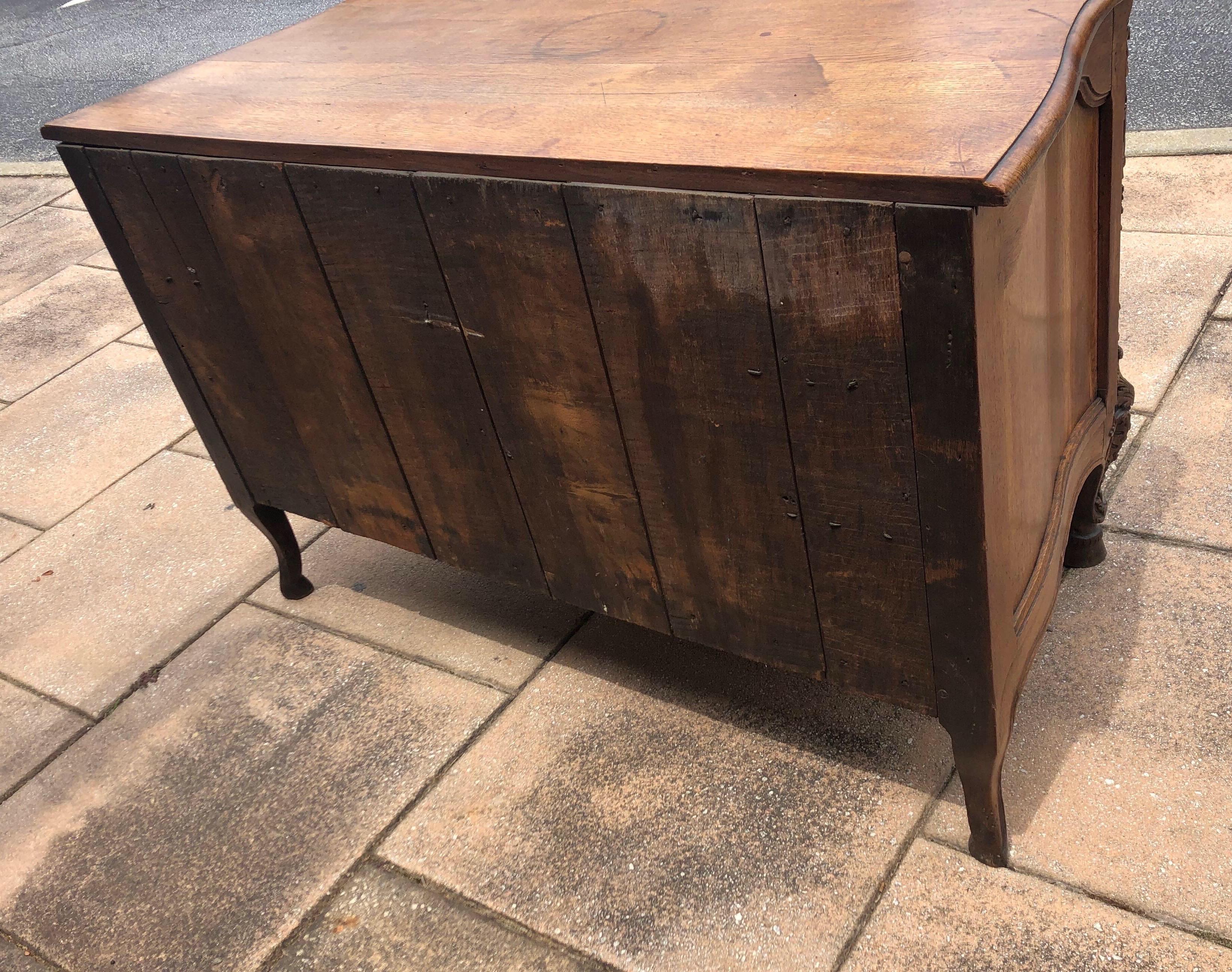 Commode francese del XVIII secolo in quercia intagliata a serpentina su piedi a zoccolo in vendita 5
