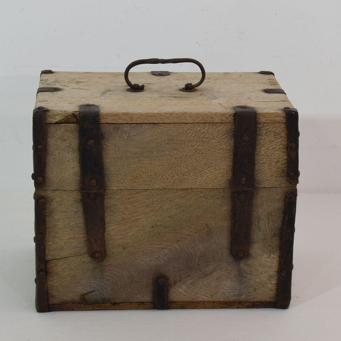 18th Century French Oak Strong Box In Good Condition In Buisson, FR