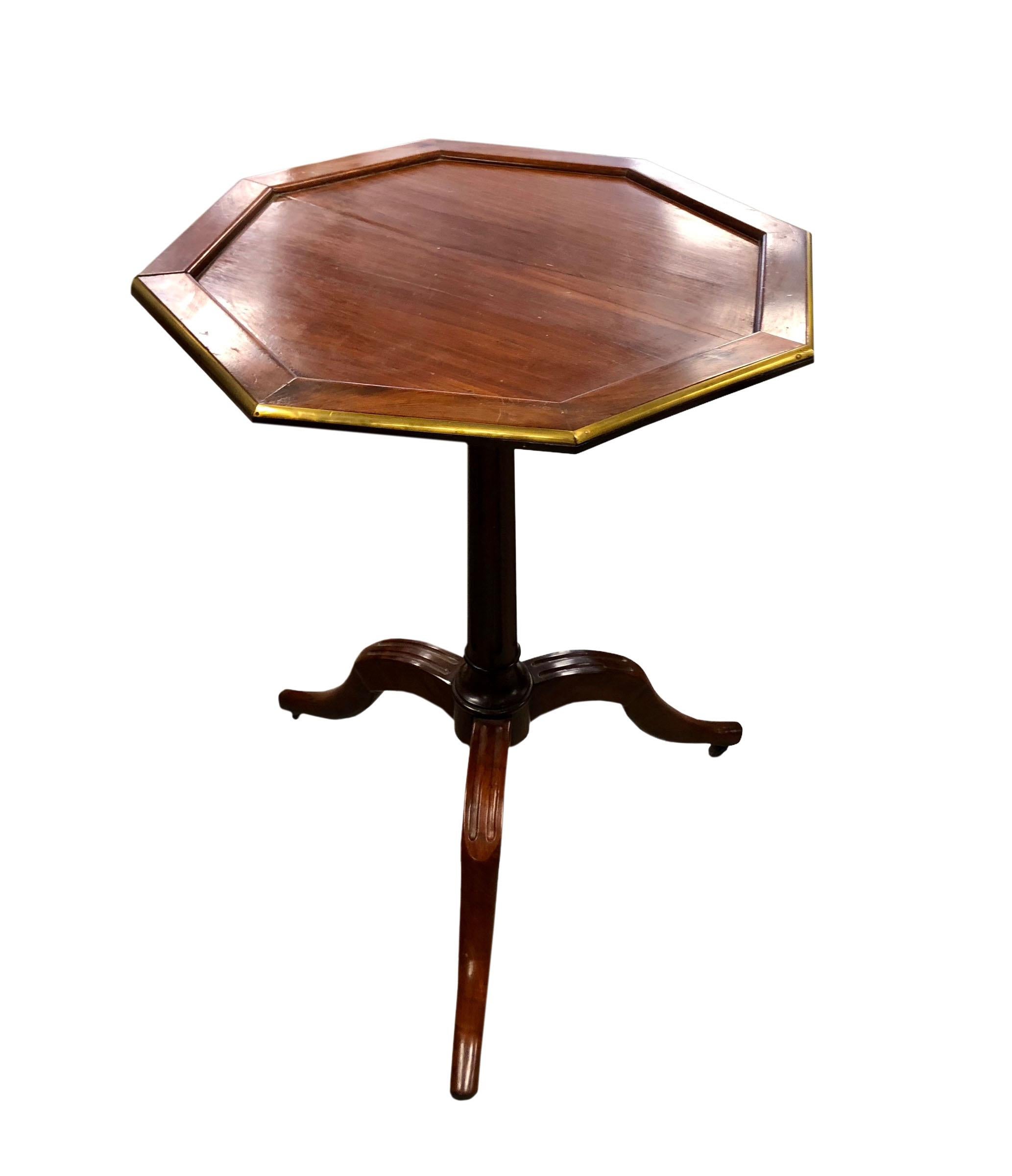 Français Table octogonale française du 18ème siècle  en vente