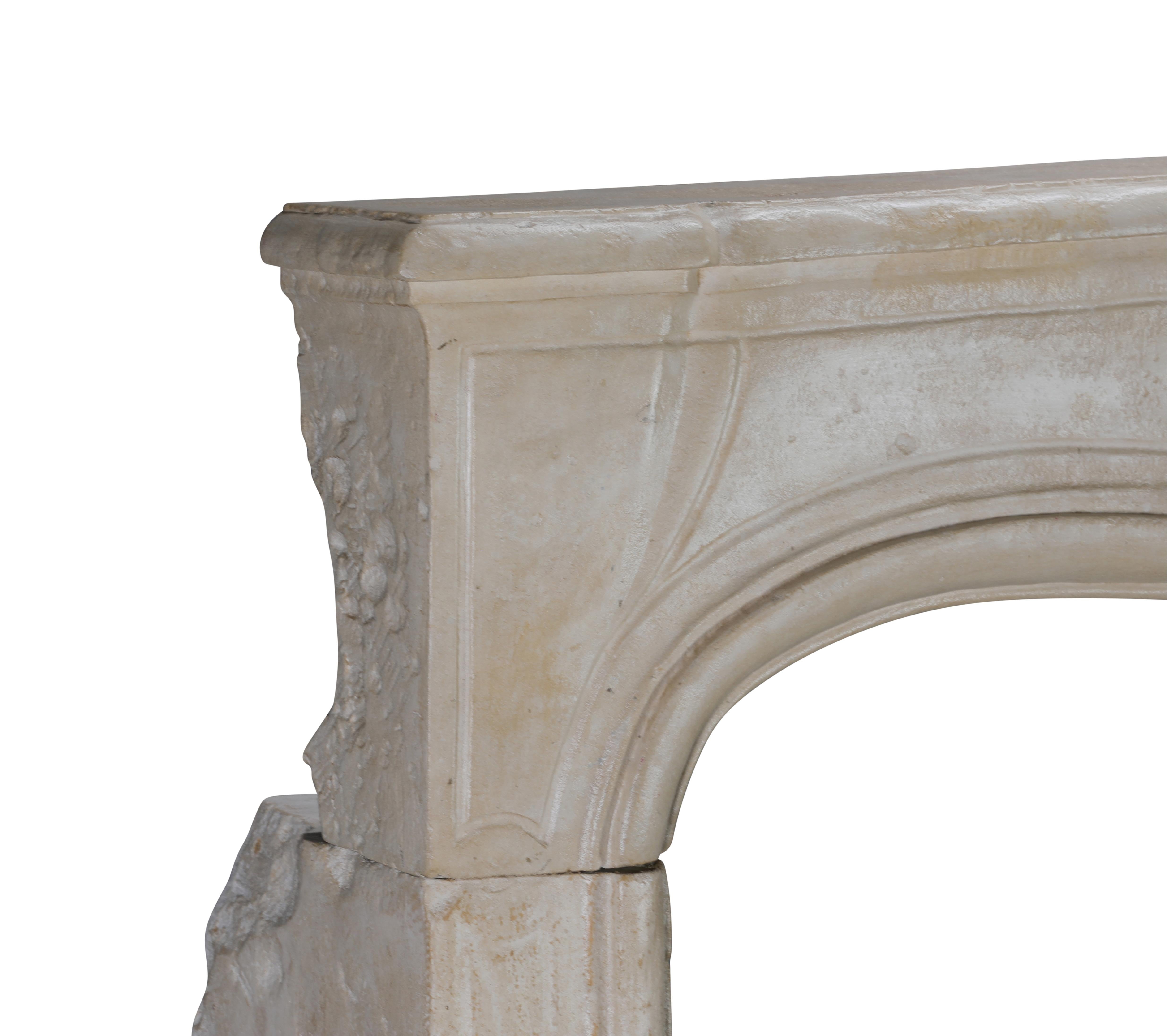 Camino francese del 18° secolo in pietra calcarea bianco sporco - Usura delicata - Eleg Eleganza in vendita 3