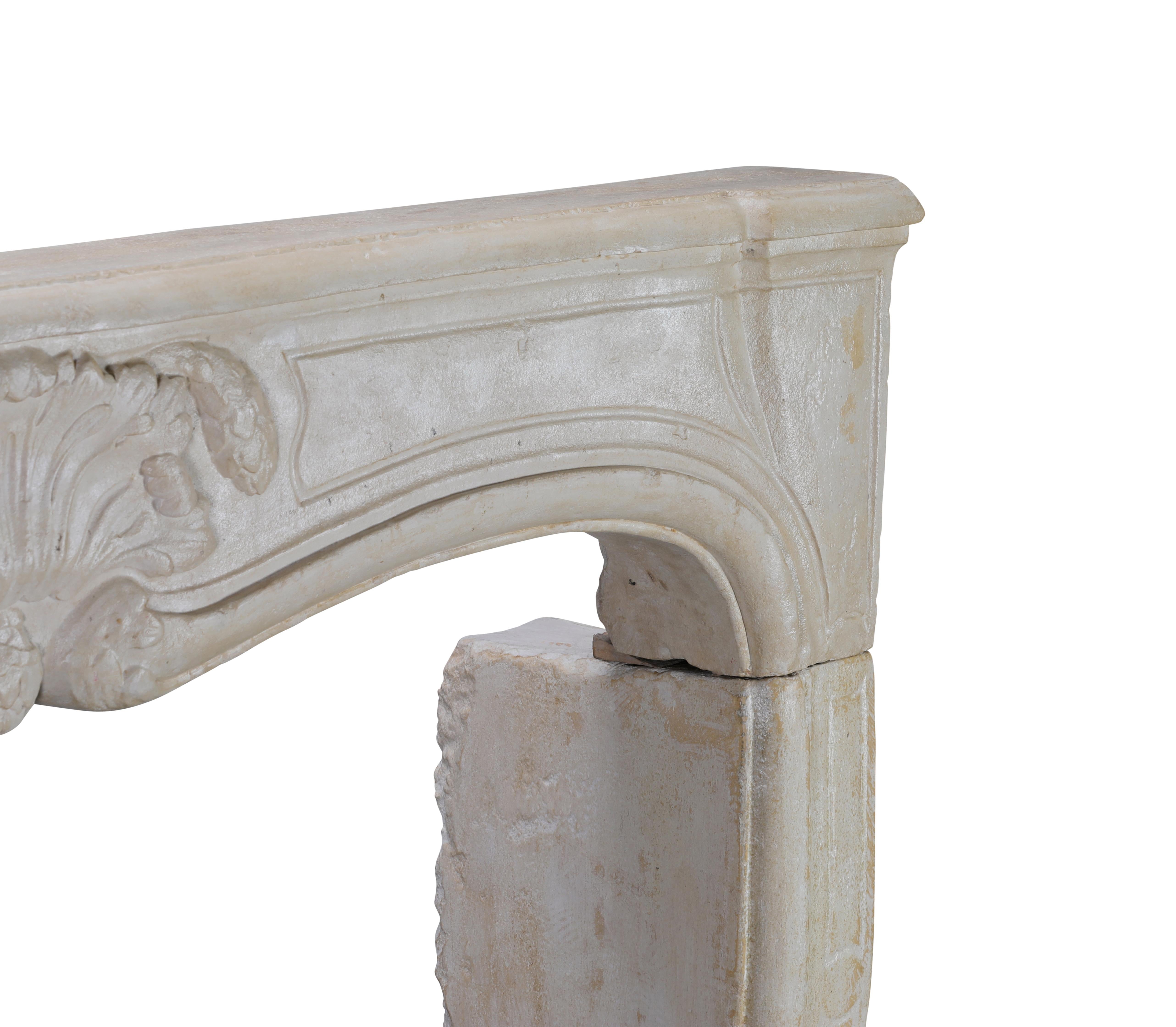 Camino francese del 18° secolo in pietra calcarea bianco sporco - Usura delicata - Eleg Eleganza in vendita 5