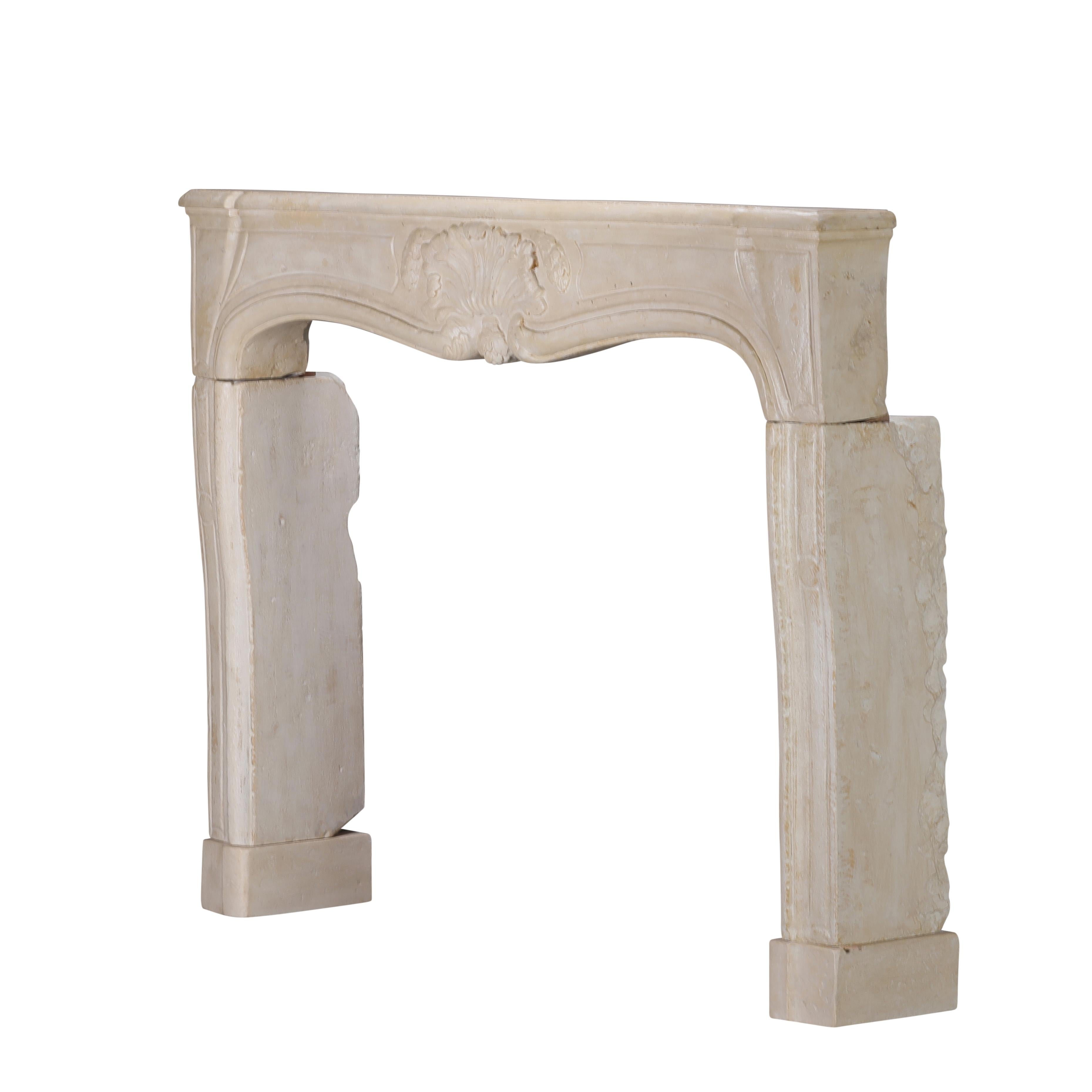 Camino francese del 18° secolo in pietra calcarea bianco sporco - Usura delicata - Eleg Eleganza in vendita 6