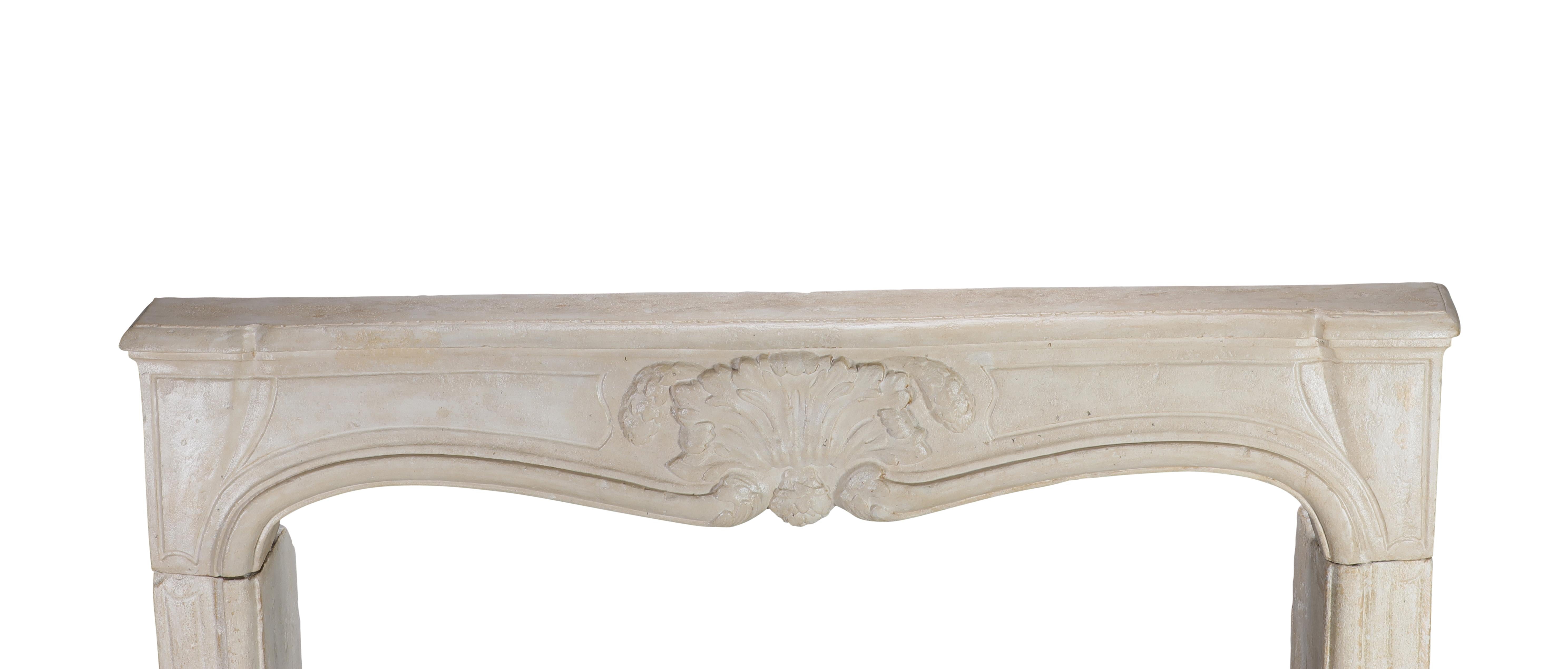 Camino francese del 18° secolo in pietra calcarea bianco sporco - Usura delicata - Eleg Eleganza in vendita 12