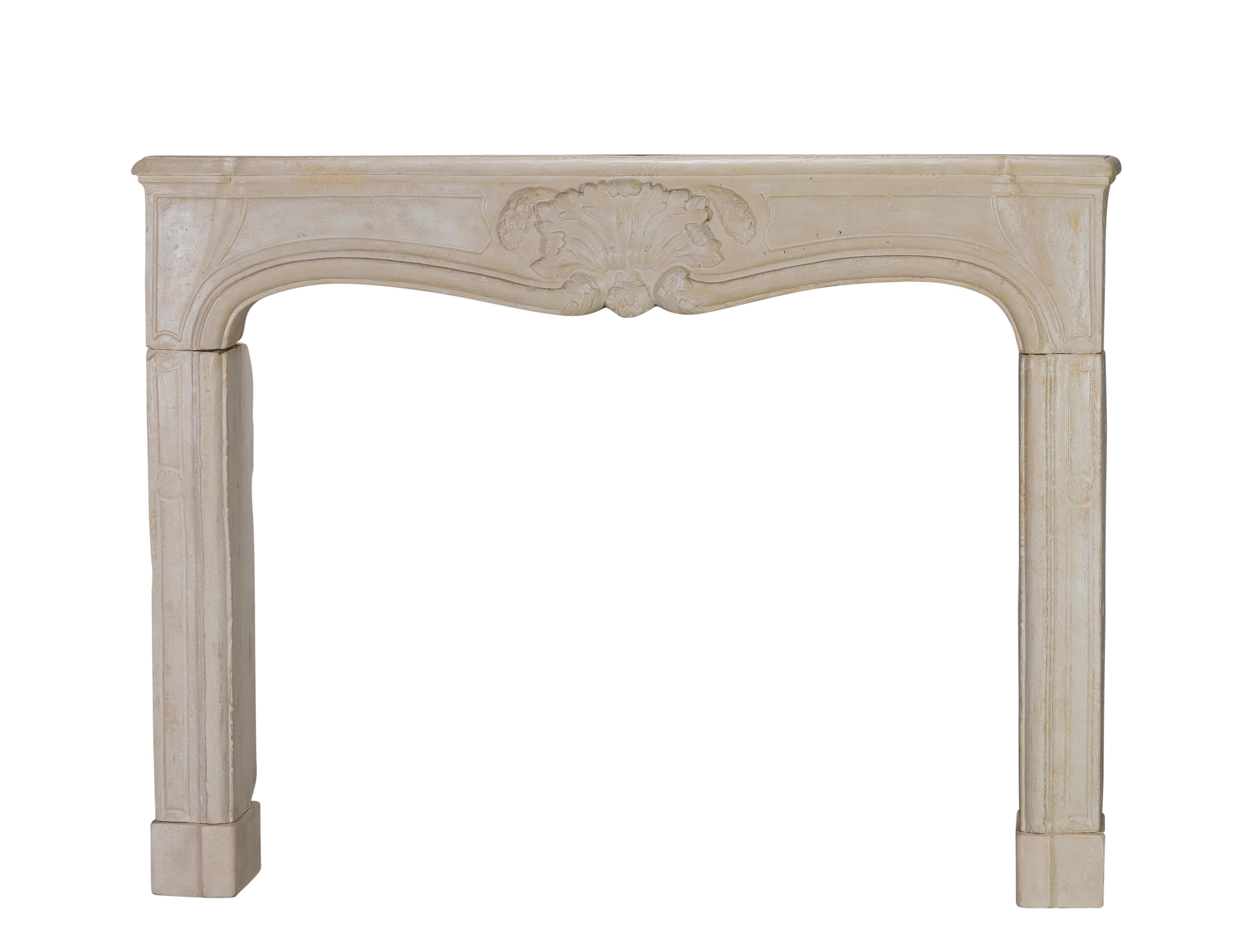 XVIII secolo Camino francese del 18° secolo in pietra calcarea bianco sporco - Usura delicata - Eleg Eleganza in vendita