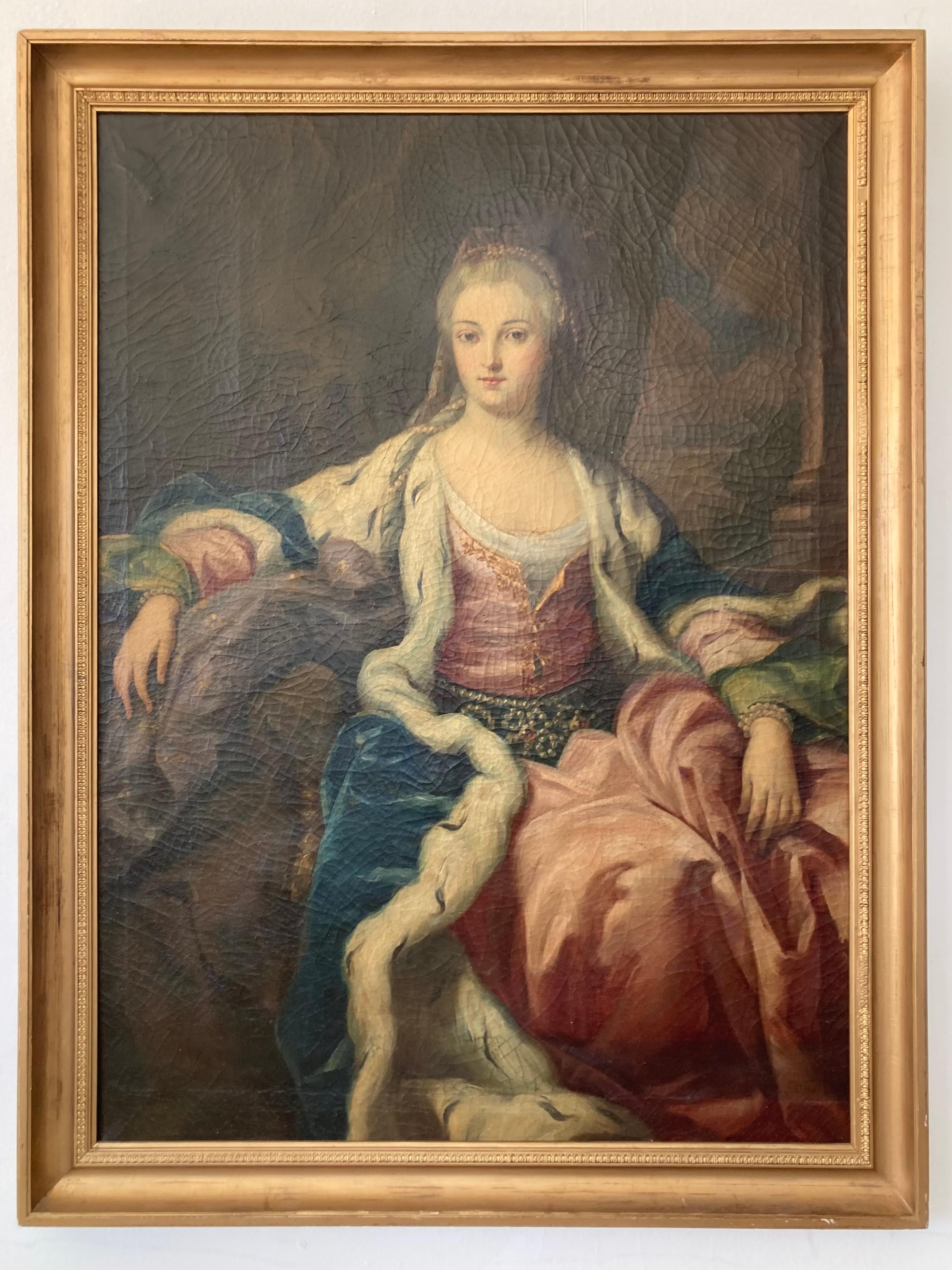 Magnifique grand tableau de maître ancien français du XVIIIe siècle représentant une femme noble, en grandeur nature et de 3/4 de la longueur. Age à la finition avec craquelures, mais très belles couleurs et détails. Cette peinture a été réparée et