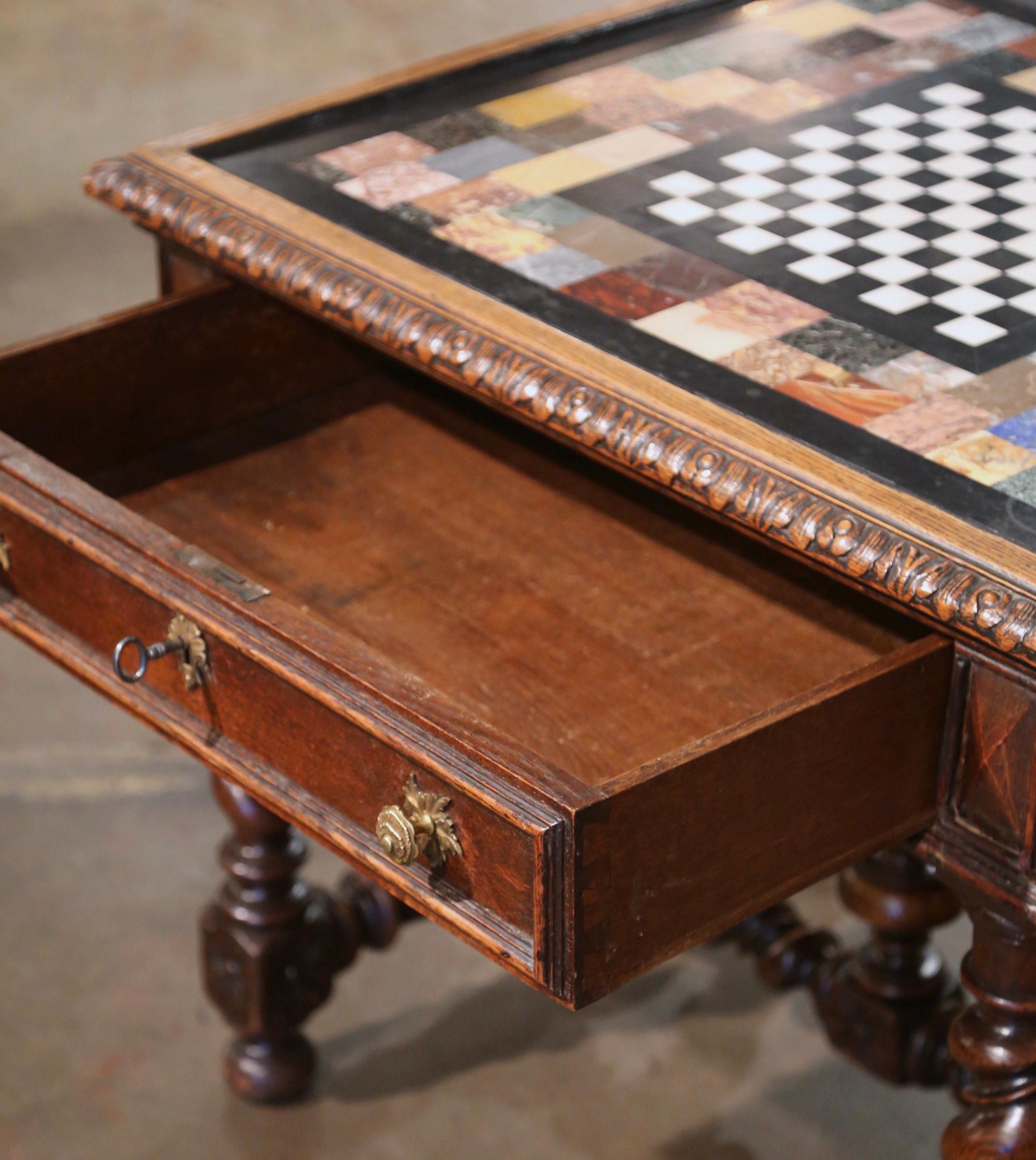 Table de jeu d'échecs et de damier en chêne sculpté et plateau en marbre et onyx français du 18ème siècle  en vente 2