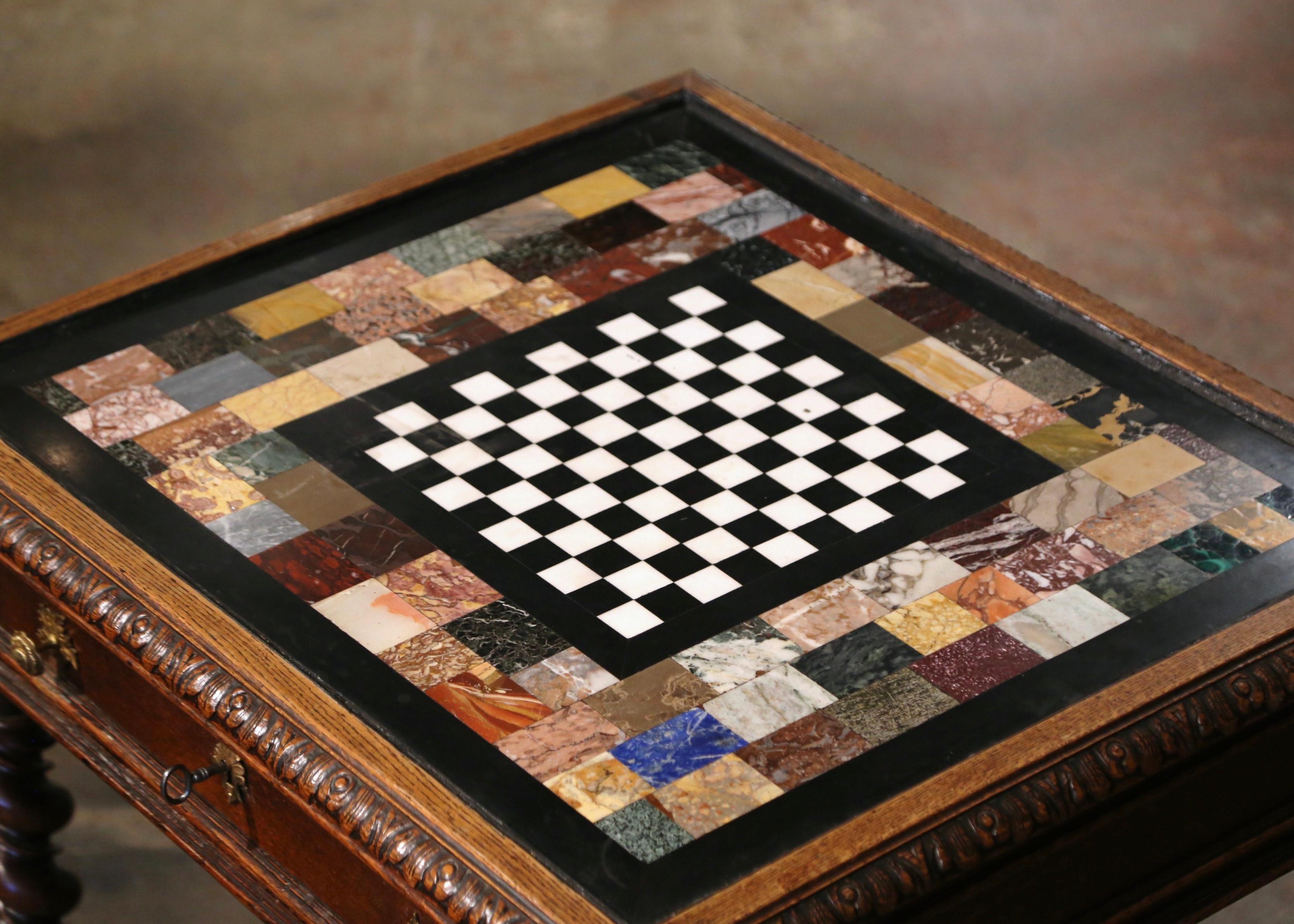 Französischer Schach- und Checker-Spieltisch aus geschnitzter Eiche mit Onyx und Marmorplatte aus dem 18. Jahrhundert  (Louis XIII.) im Angebot