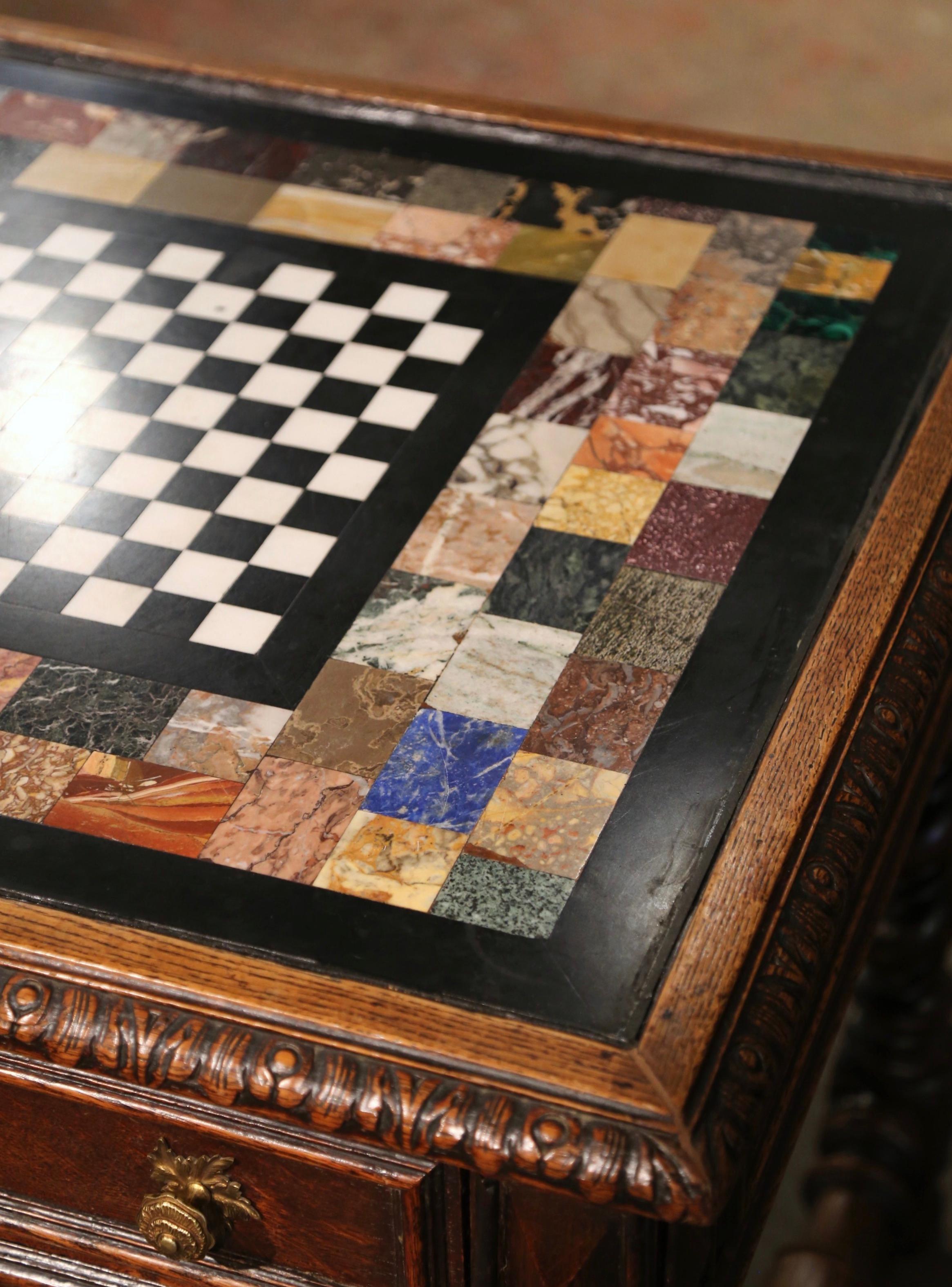 Sculpté à la main Table de jeu d'échecs et de damier en chêne sculpté et plateau en marbre et onyx français du 18ème siècle  en vente