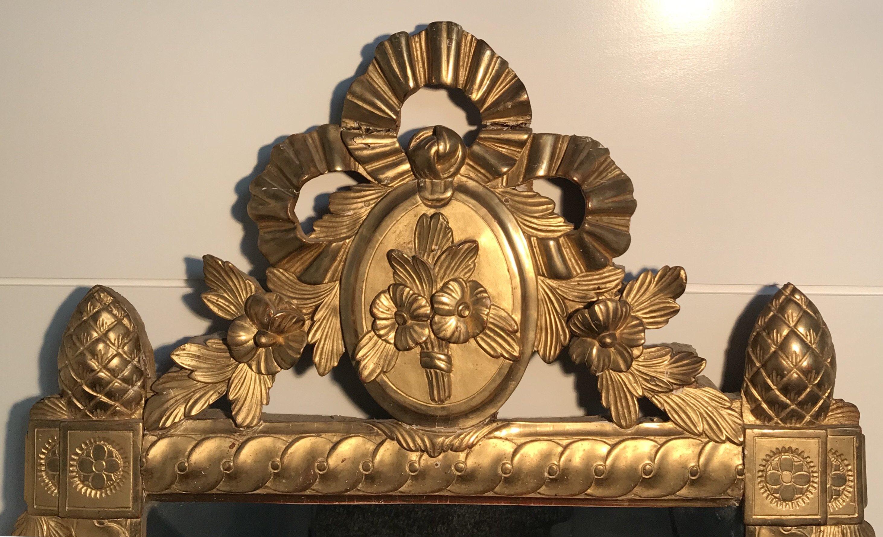 Miroir doré et orné du XVIIIe siècle français Bon état - En vente à Hopewell, NJ