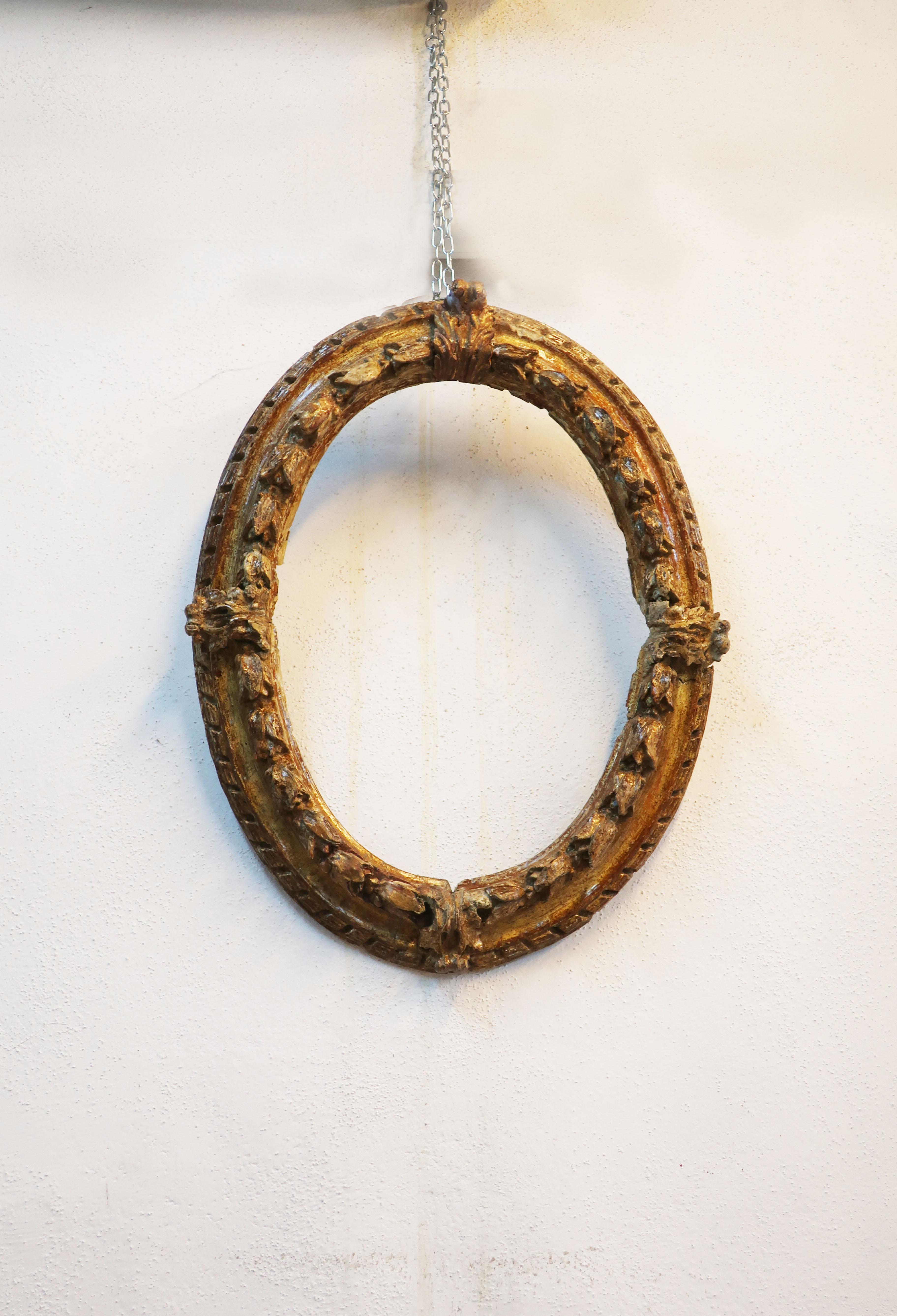 18th Century French Oval Frame in Gilded Wood For Sale 4