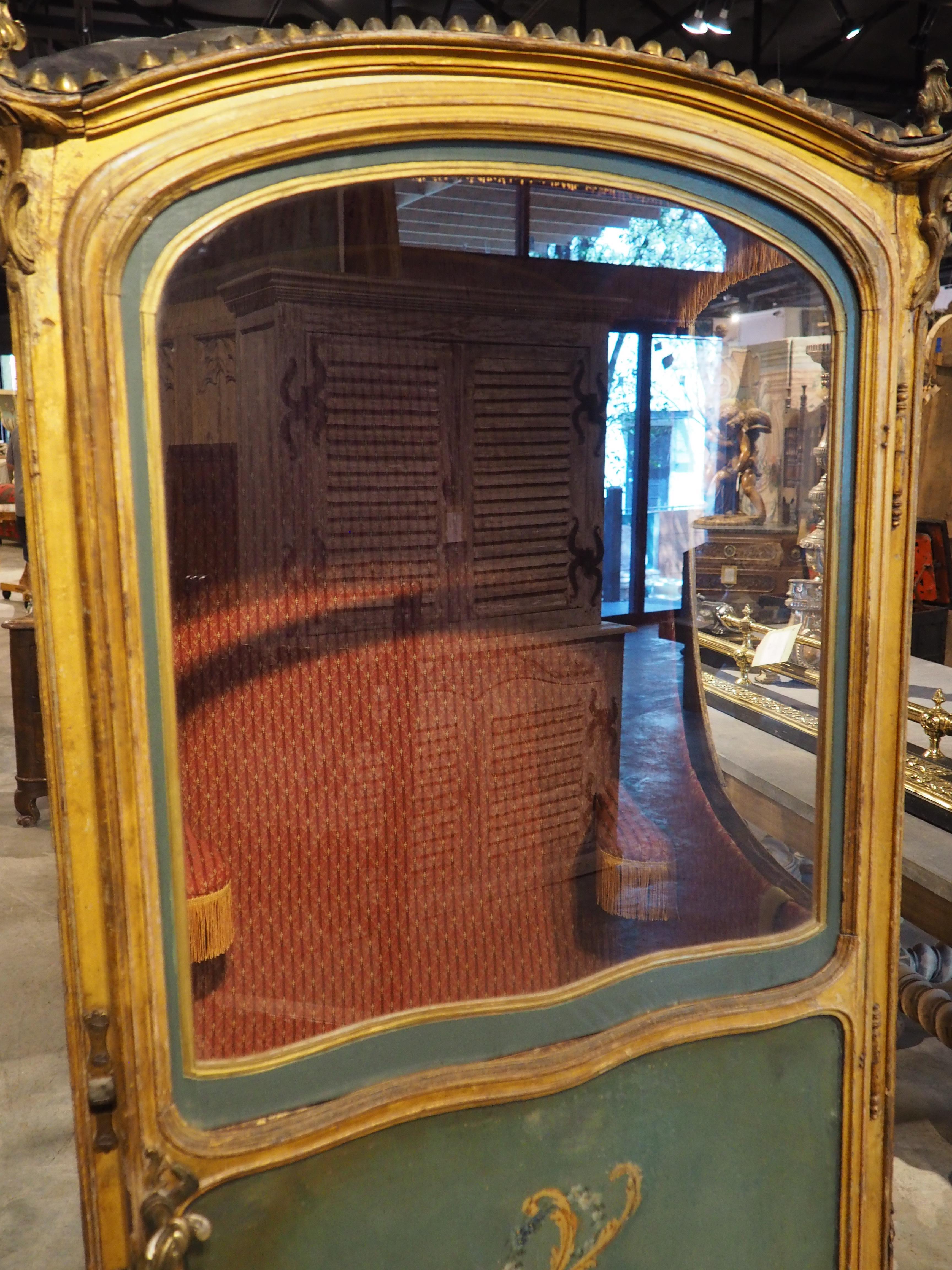 Hand-Carved 18th Century French Painted and Gilded Chaise à Porteurs, Sedan Chair