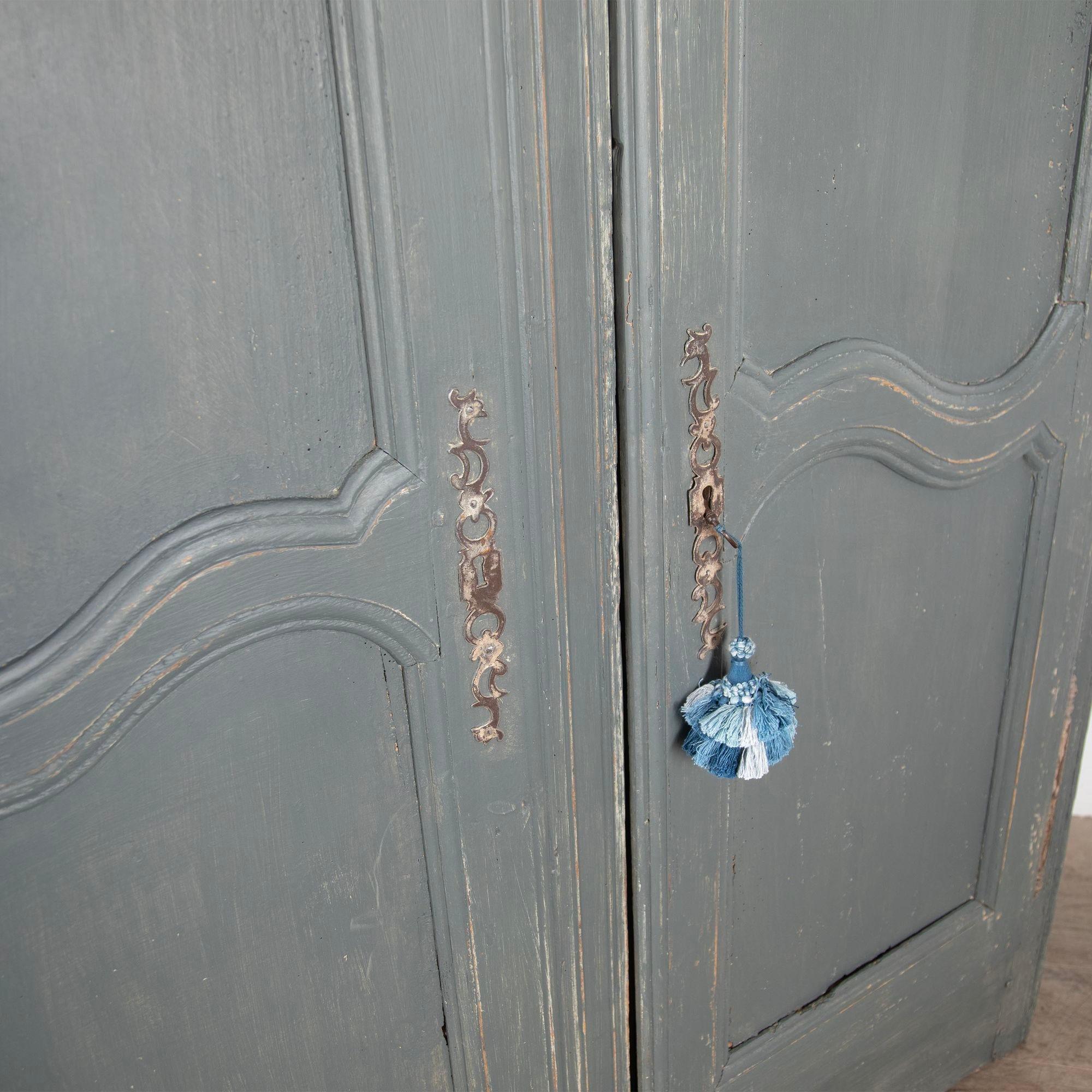 18th Century French Painted Armoire In Good Condition For Sale In Gloucestershire, GB