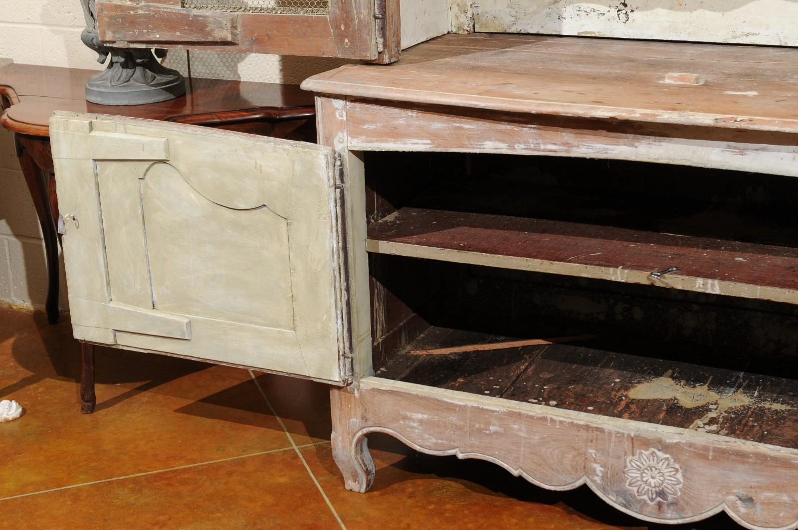 Buffet français du 18ème siècle peint en deux corps avec portes en maille de fil métallique en vente 6