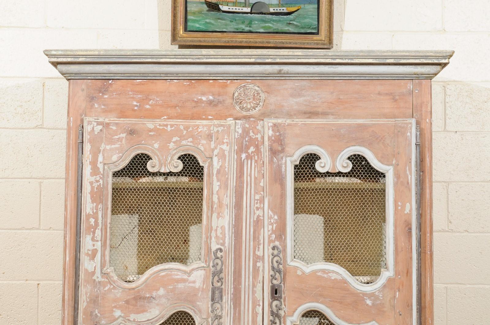 Peint Buffet français du 18ème siècle peint en deux corps avec portes en maille de fil métallique en vente