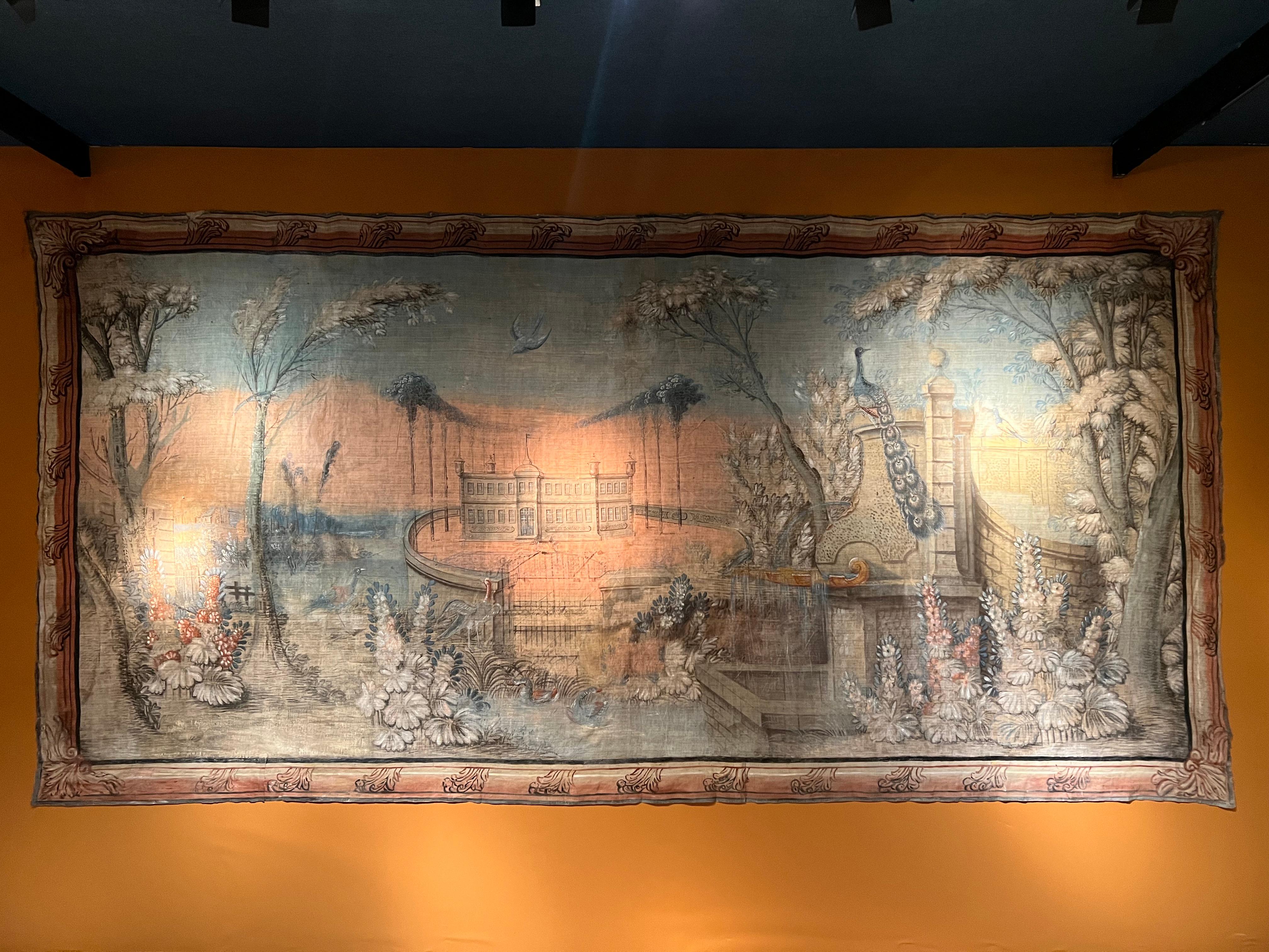 Eine Welt zeitloser Eleganz mit diesem atemberaubenden französischen Gemälde aus dem 18. Jahrhundert, das sich einst in einem renommierten Schloss in Bayeux in der Normandie befand. Diese monumentale Leinwand wurde auf Vintage-Leinen gemalt und