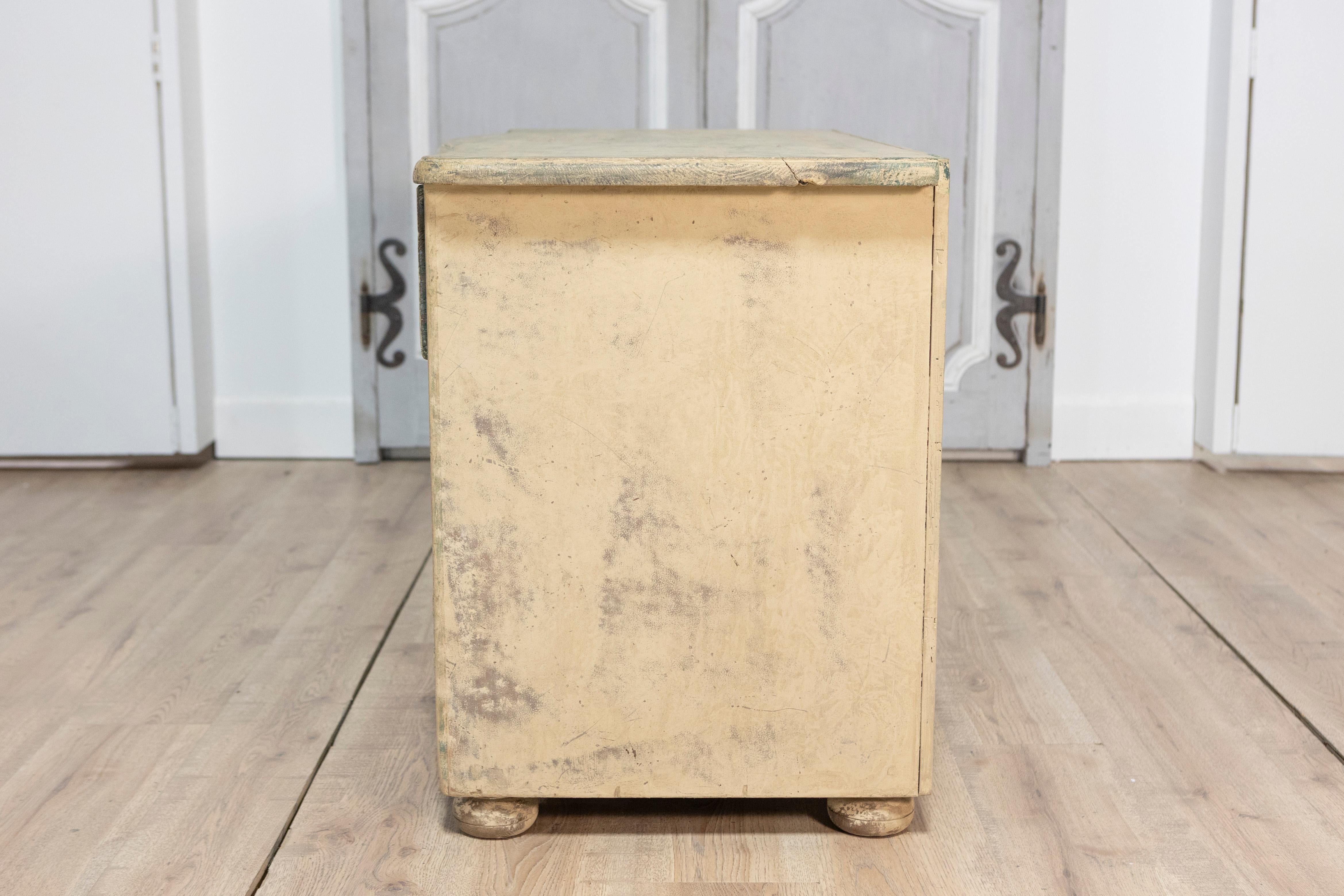 Commode dipinta francese del XVIII secolo, circa 1760 In condizioni buone in vendita a Atlanta, GA