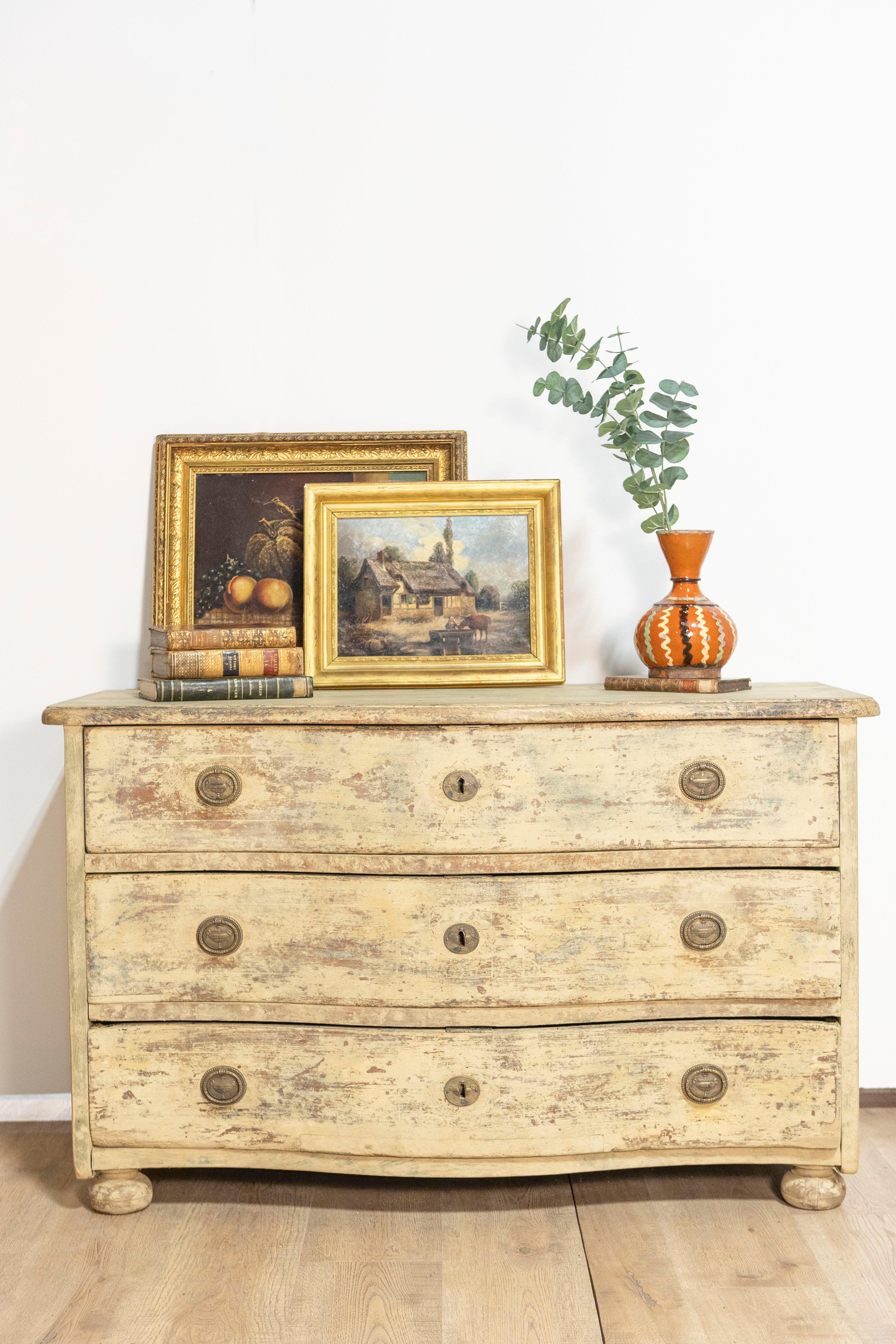 Commode dipinta francese del XVIII secolo, circa 1760 in vendita 2
