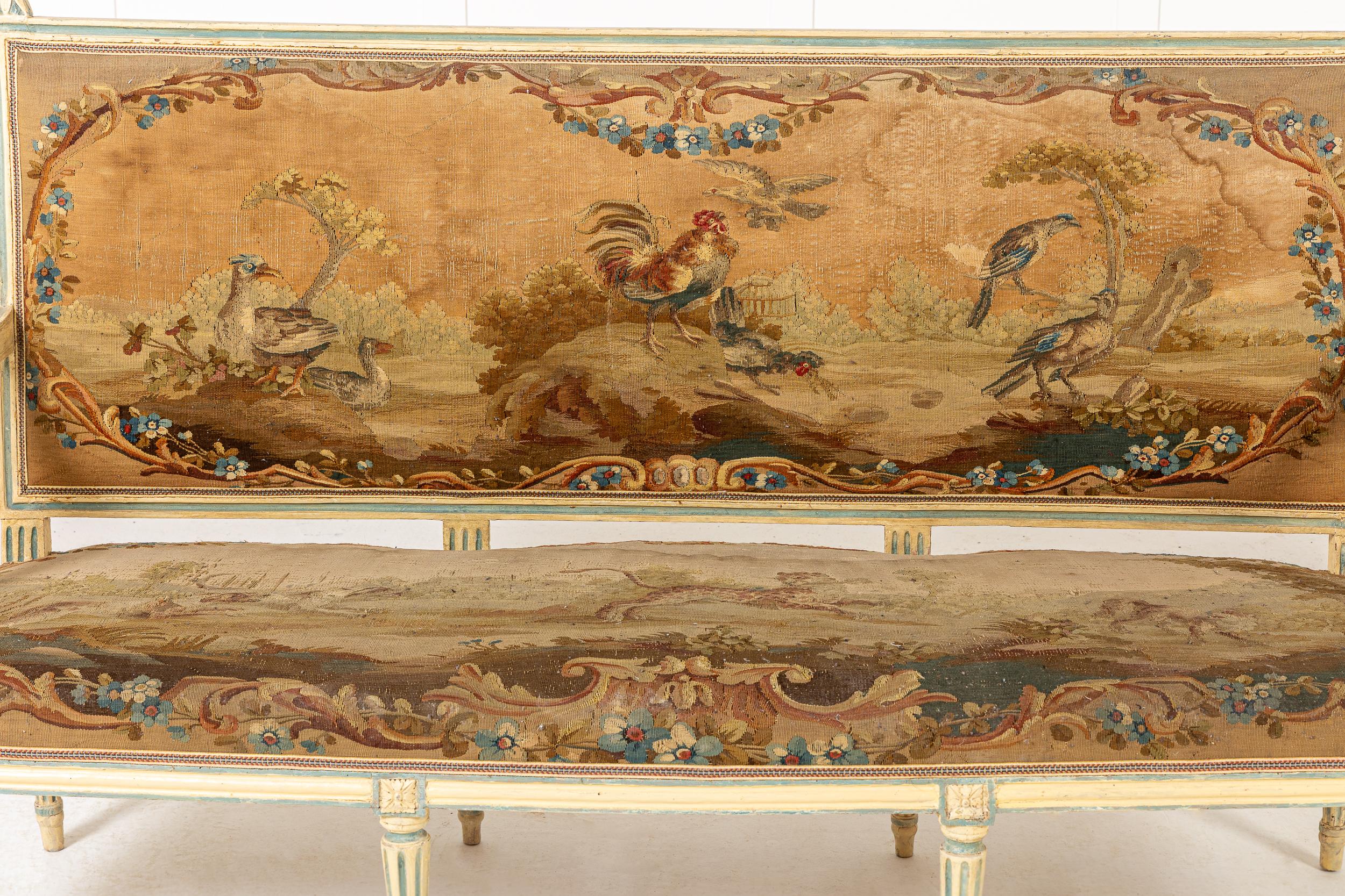 Canapé français du XVIIIe siècle peint avec tapisserie d'origine sur le thème des animaux.

Ce beau canapé est peint en bleu et crème et est recouvert d'une tapisserie d'origine. La tapisserie a probablement été réalisée par l'un des ateliers
