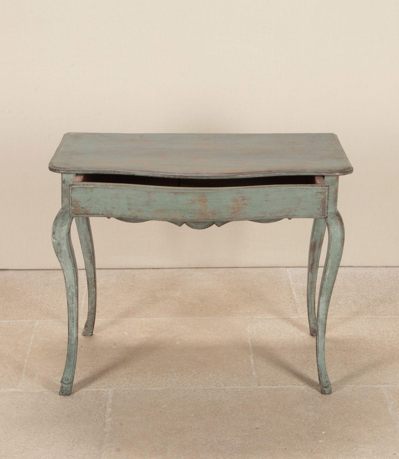 Table à écrire ou console française du 18e siècle avec un tiroir et un décor peint. Avec une restauration mineure.
