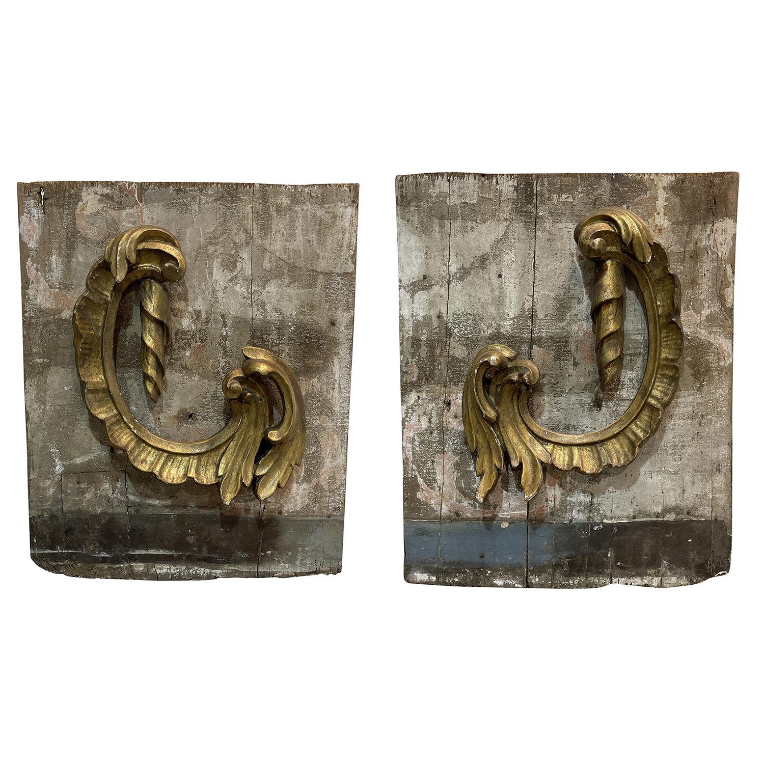 Un set di due rilievi da parete francesi in legno di quercia lavorato a mano, in buone condizioni. Questi ornamenti parziali facevano parte di una biblioteca, con doratura e patina originali. Lievi sbiadimenti e graffi dovuti all'età. Usura coerente