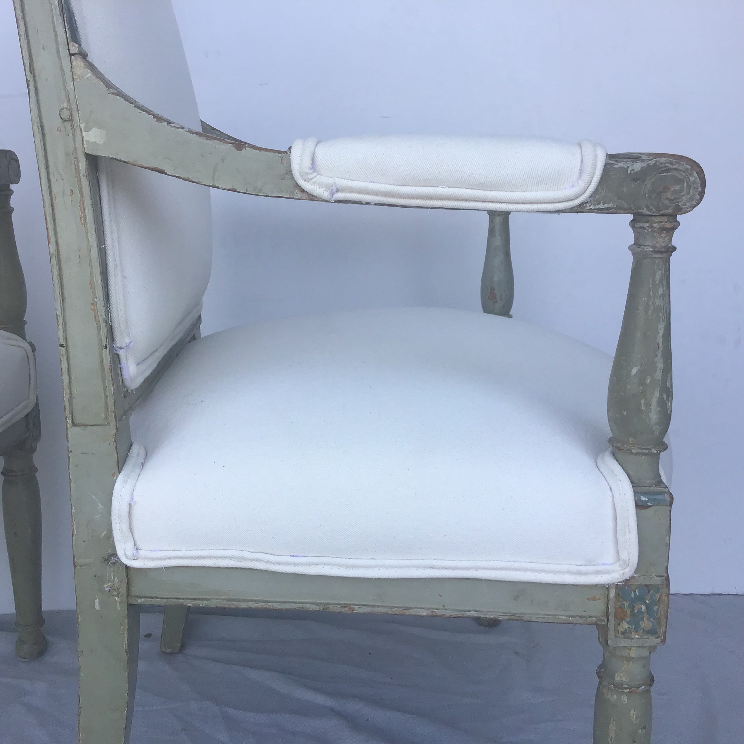 Peint à la main Paire de fauteuils de style Directoire franais du XVIIIe sicle en vente