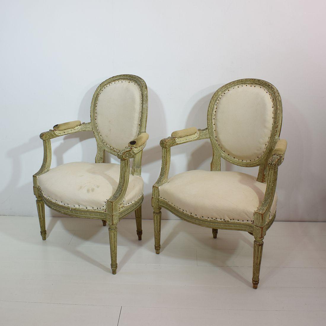 Beautiful pair of Louis XVI chairs with stunning old color,
France, 18th century. At this moment in their underwear.
Measures: Seat height is 44 cm. Weathered, small losses and old repairs.
Despite of their high age, the chairs are relative