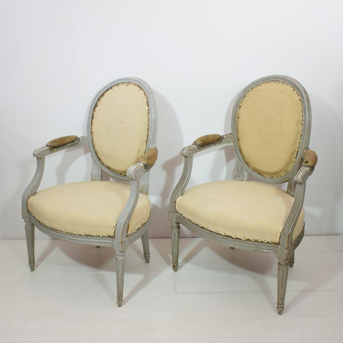Beautiful pair of Louis XVI chairs with old color,
France, 18th century. Despite of their high age, the chairs are in a relative good condition but of course need new lining.
Seat height is 42 cm. Weathered and small losses

More pictures